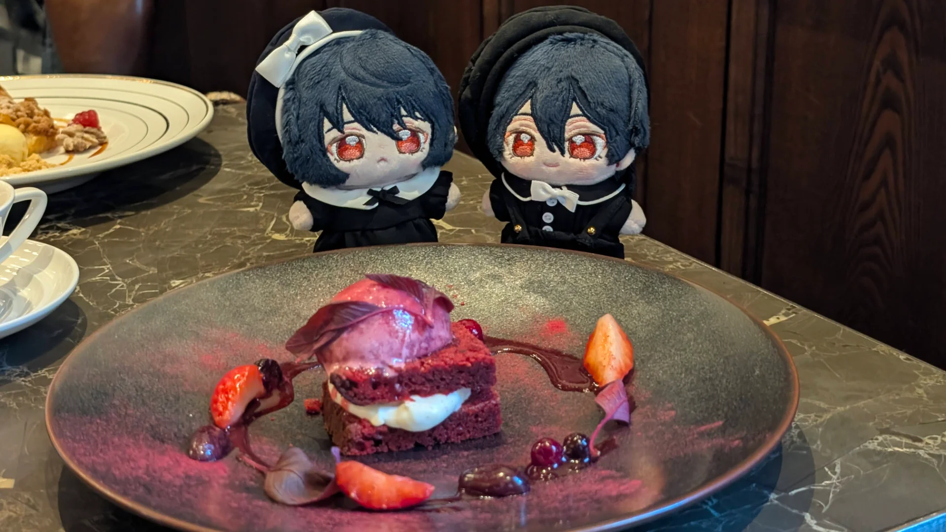 アール・デコ展、ドレスをイメージしたレッドベルベットケーキ