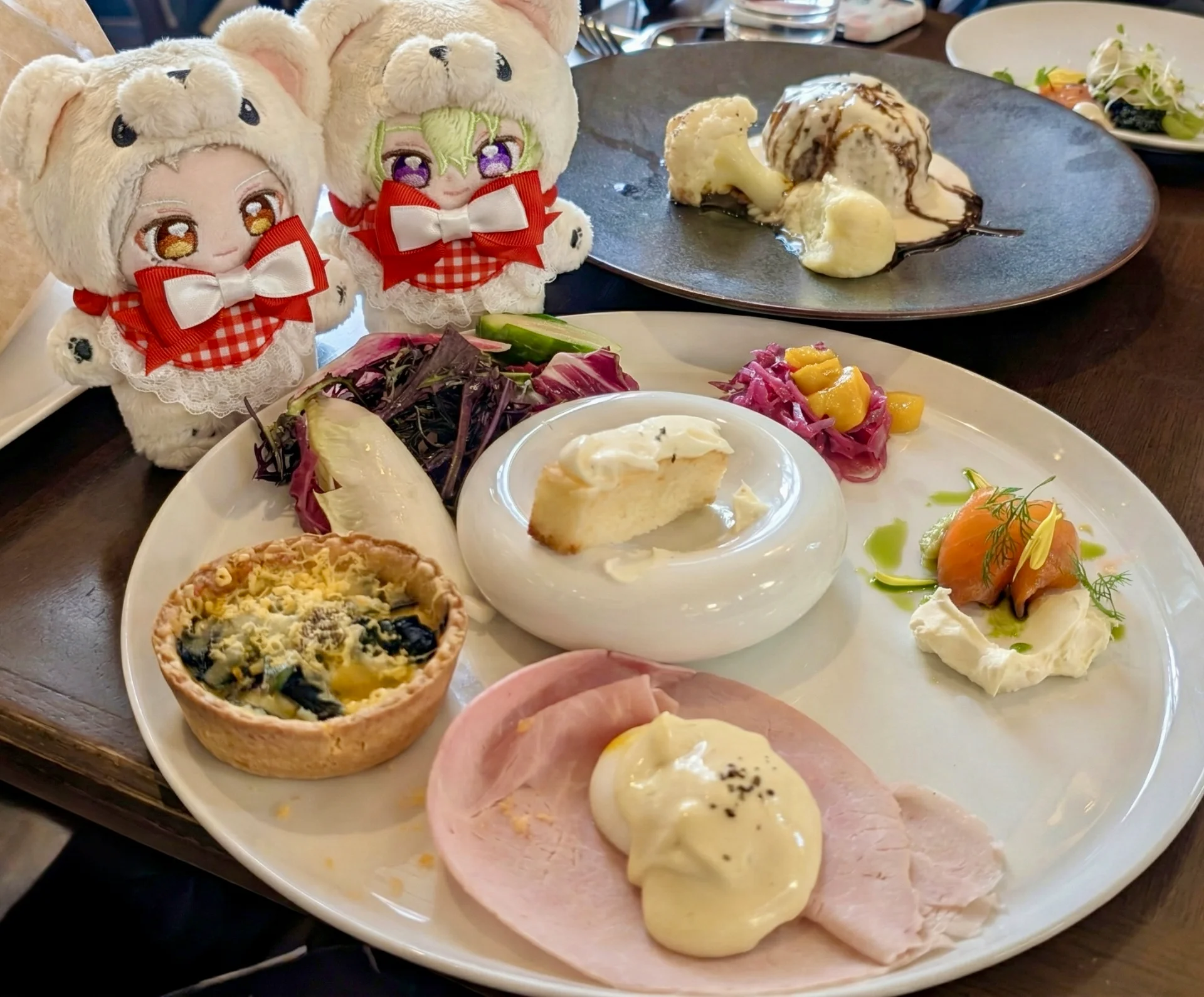 ぬい達の小さなパーティーが催されているようです。