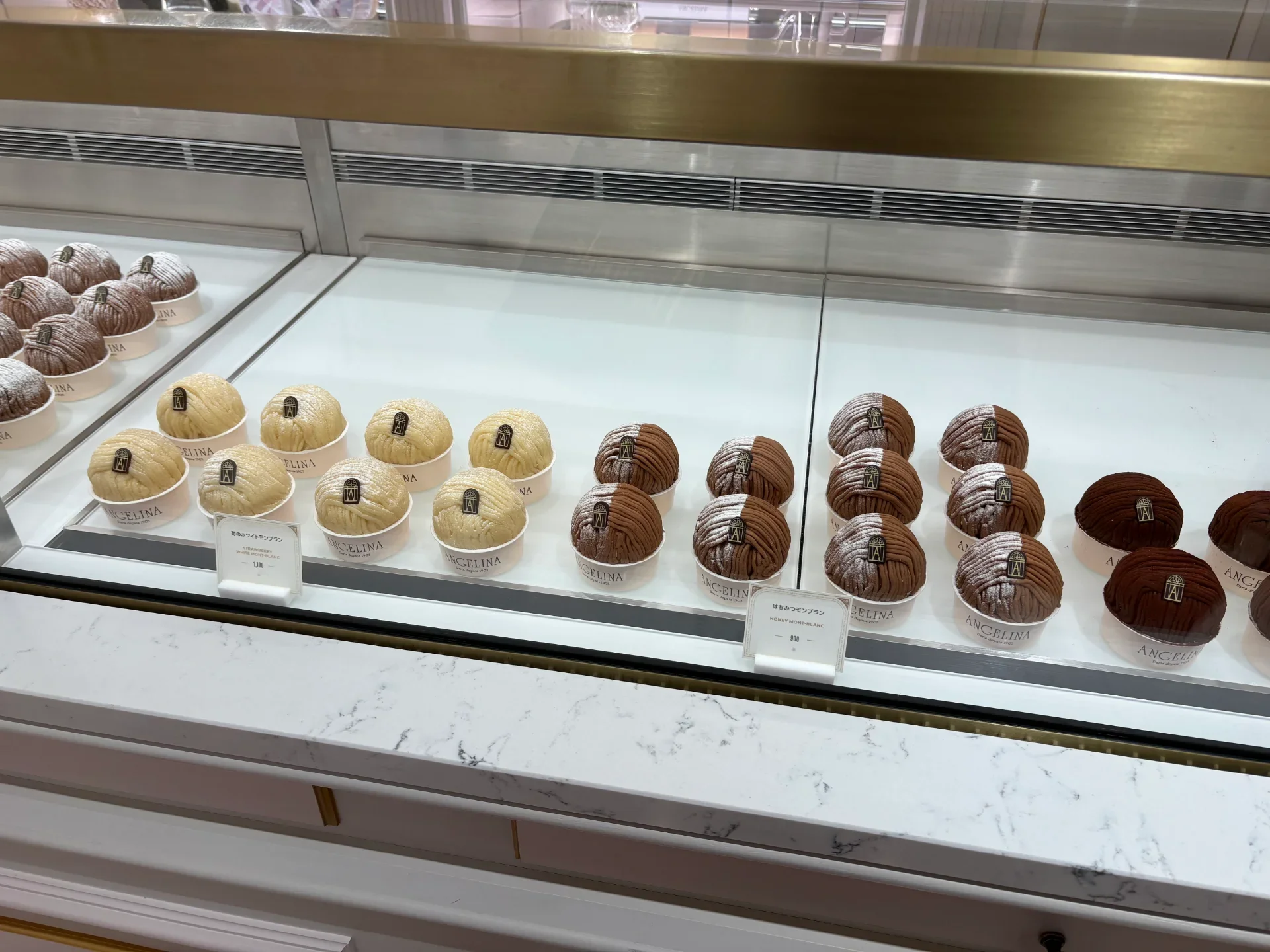 モンブランが並ぶ姿はなんだか愛らしい