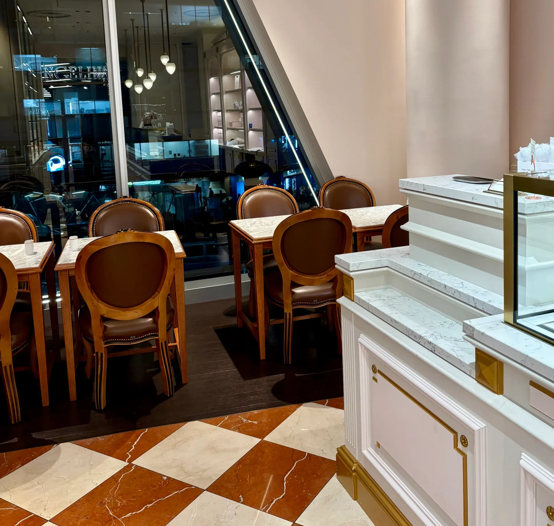 床のモザイクがおしゃれ