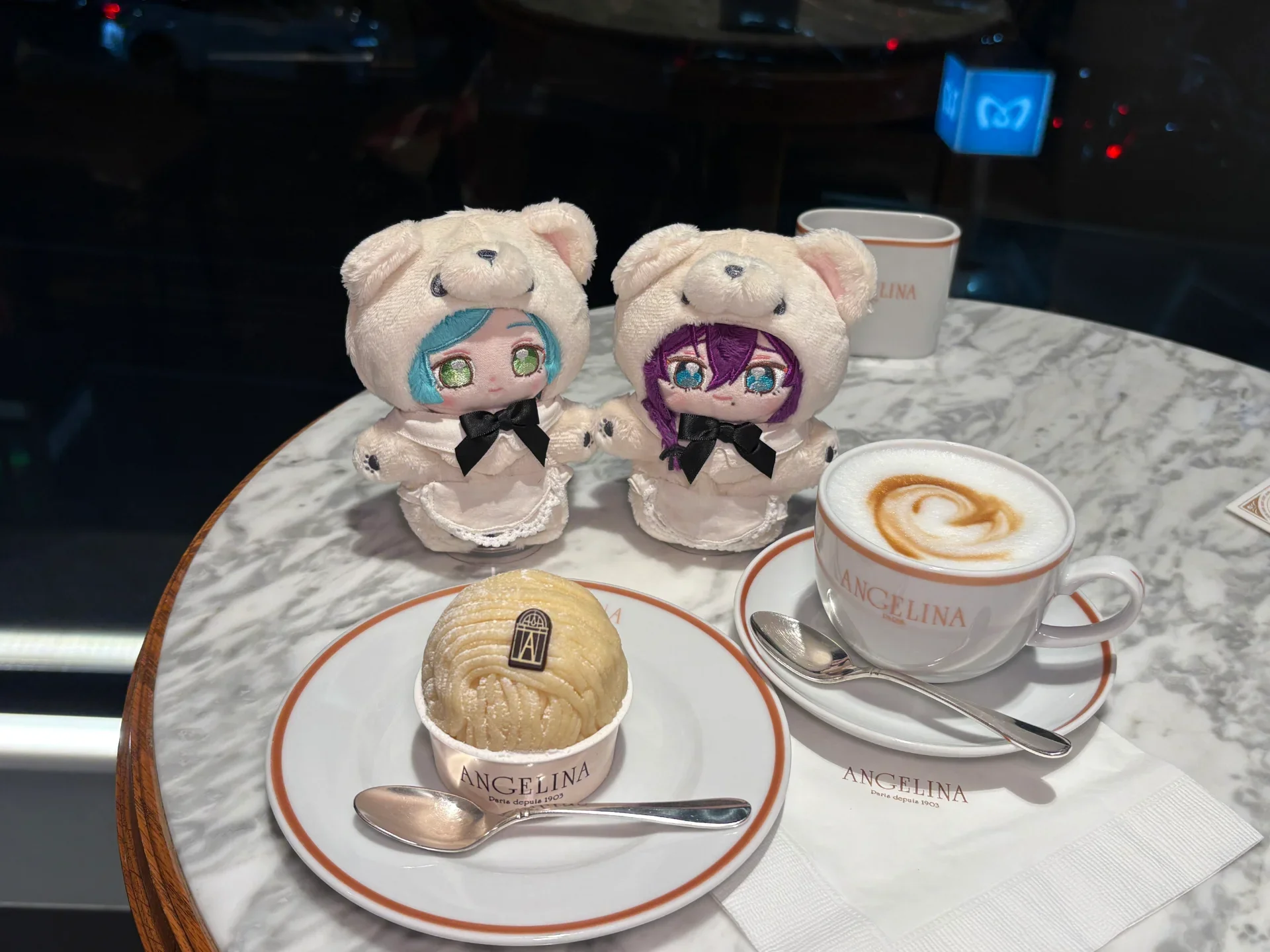 季節のモンブランとカプチーノでリラックス