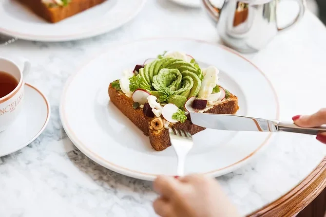 【公式より】お花のようにカットされたアボカドトースト