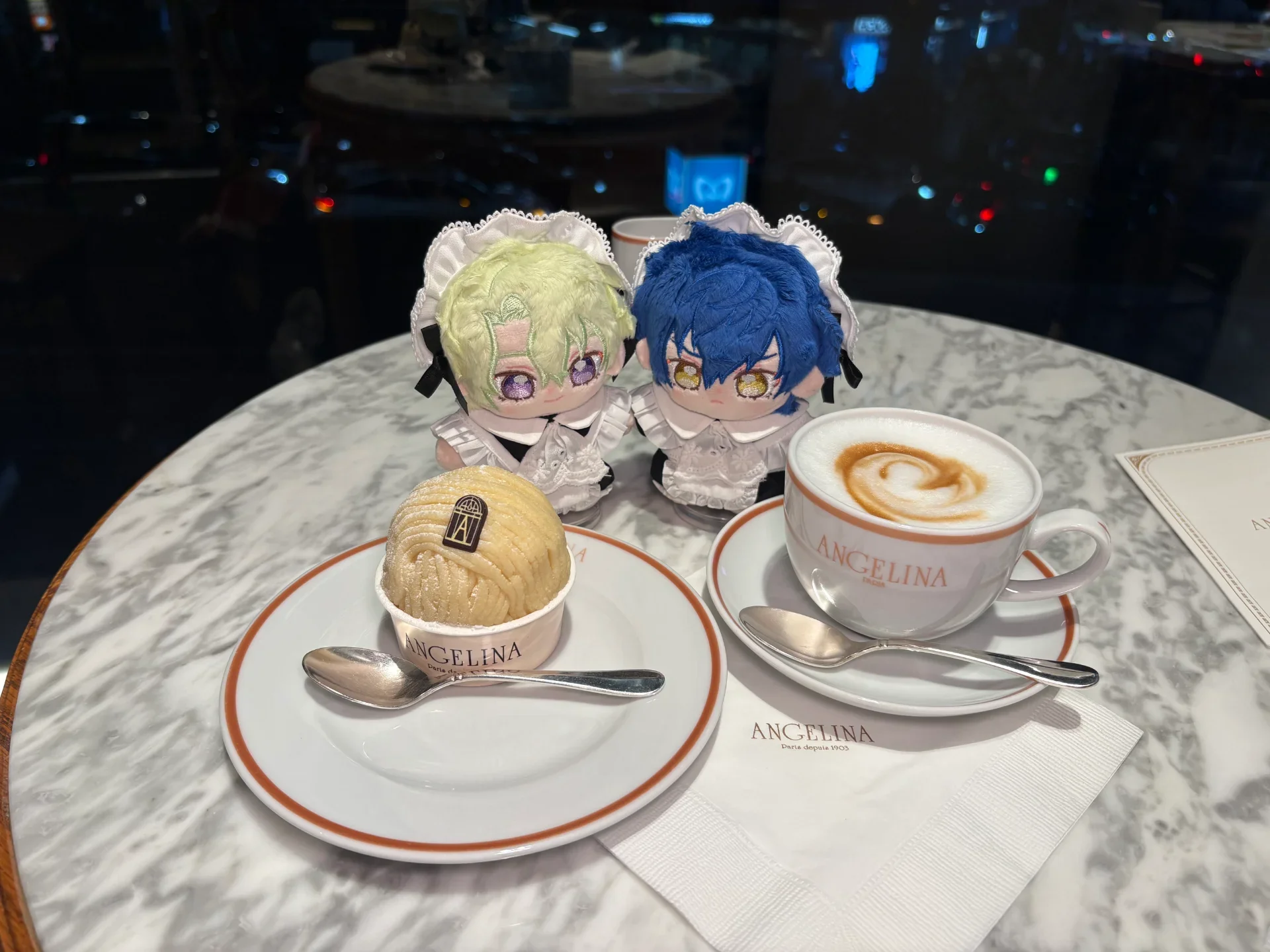 大理石のテーブルとオリジナルデザインのティーセット