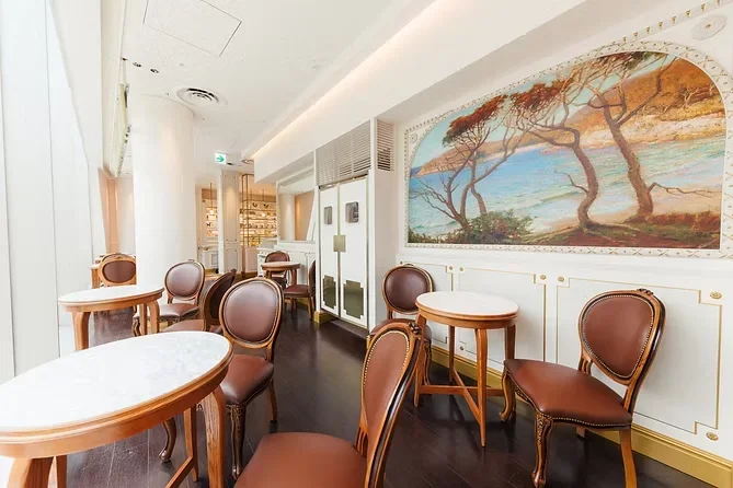 【公式より】窓際でなくても、美しい壁画のおしゃれな店内