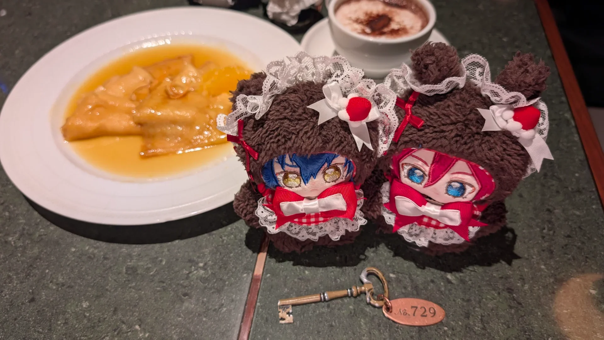 クレープシュゼットと鍵型の会計札とココア、そしてぬい