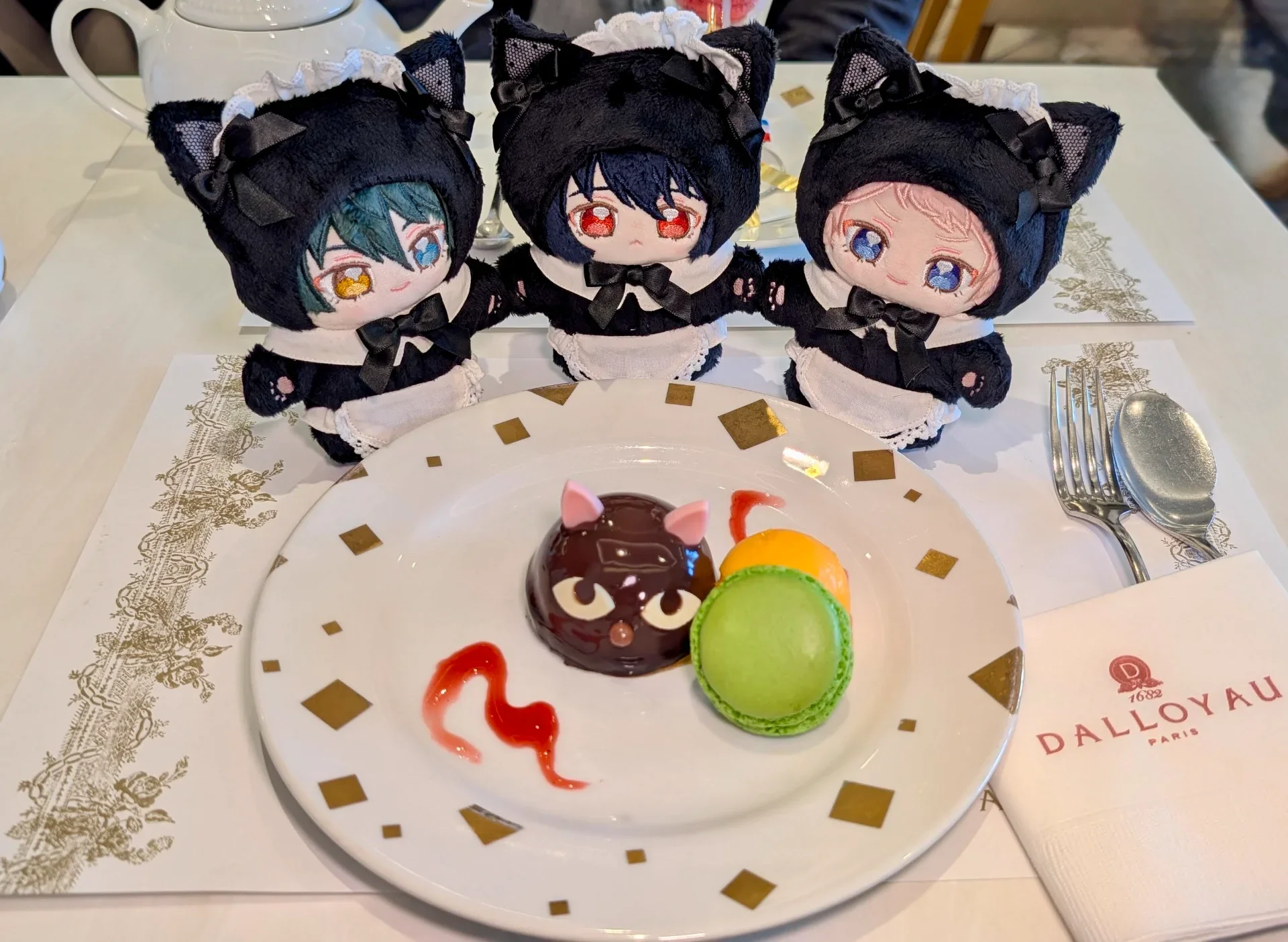 「プチガトーセット」と猫着ぐるみを着たぬいたち