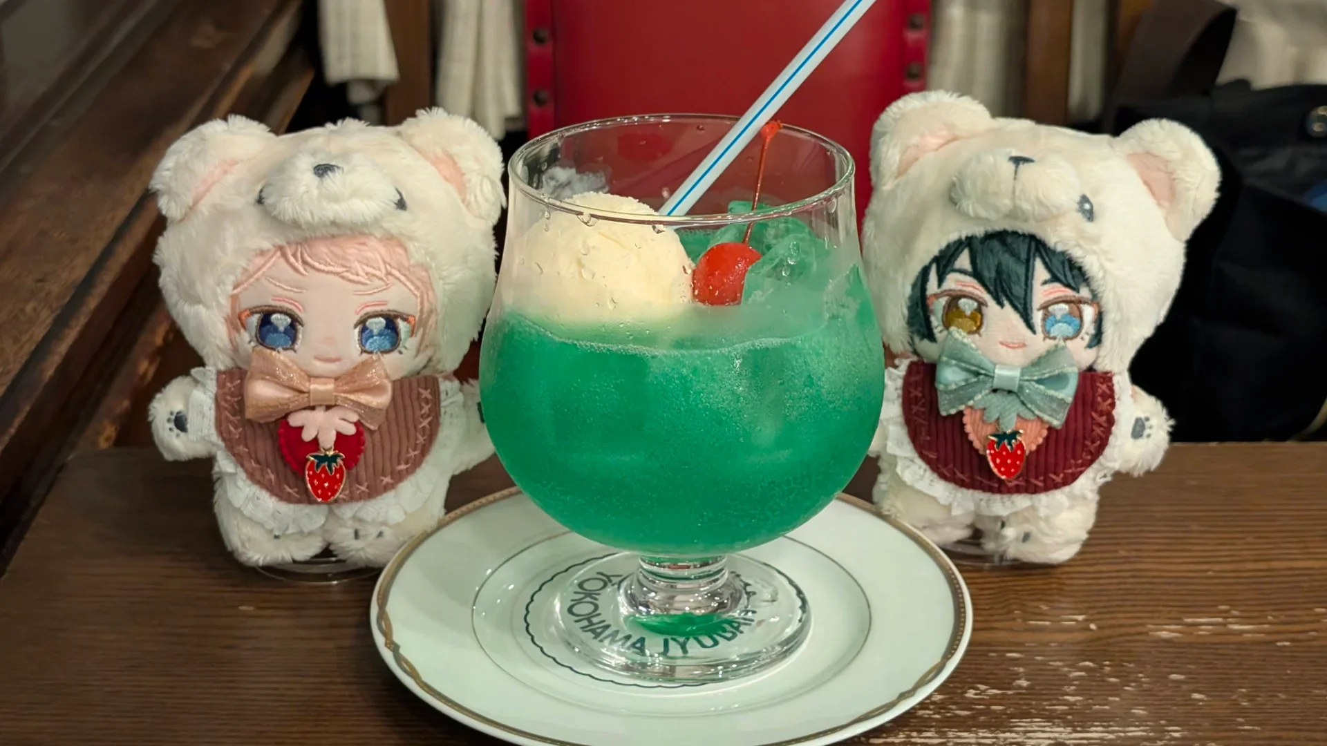 クリームソーダはぽってりとした器が可愛い