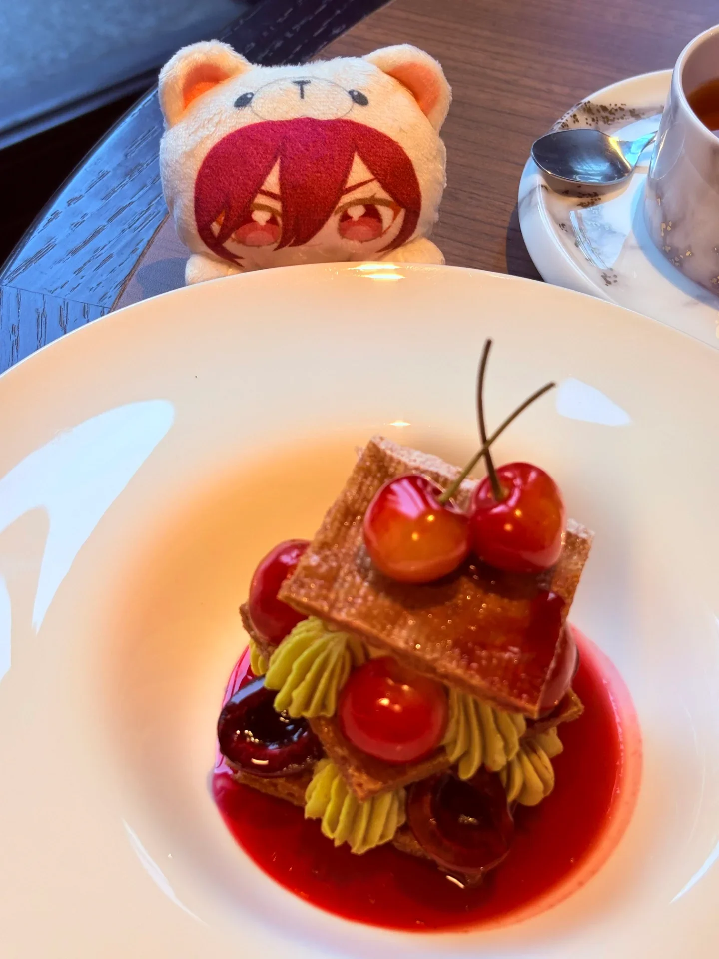 チェリーのミルフィーユをじっとみつめる望見さん