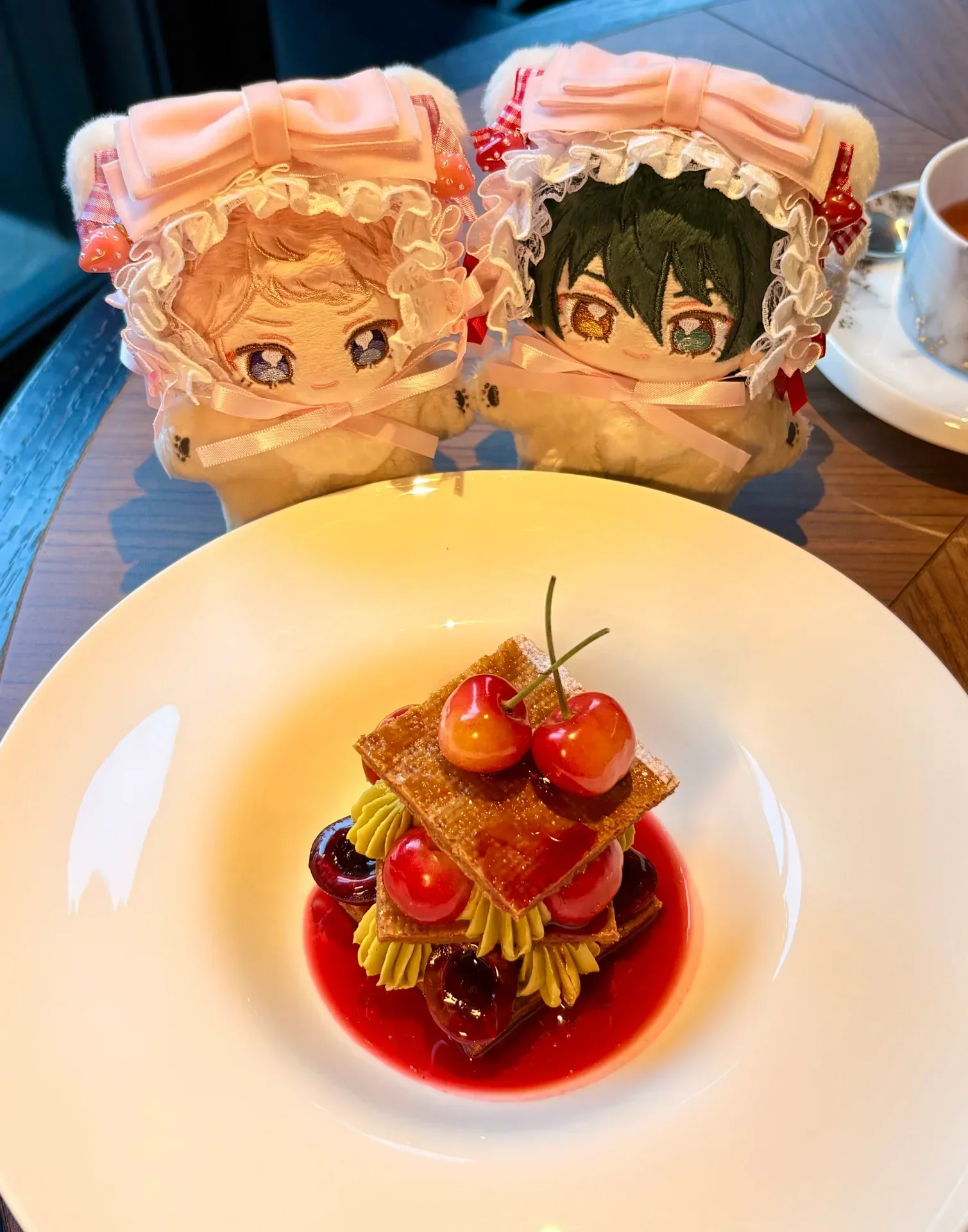 ツヤツヤのさくらんぼと真っ赤なソースがとても綺麗
