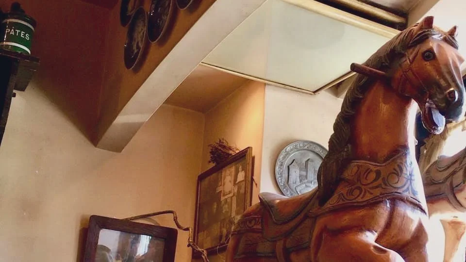 木馬や操り人形等が多数飾られ、時計の音が刻々と聞こえます。