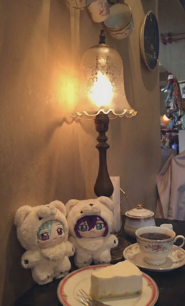 少し薄暗いような空間で、マヨイさんたちもほっと一息。