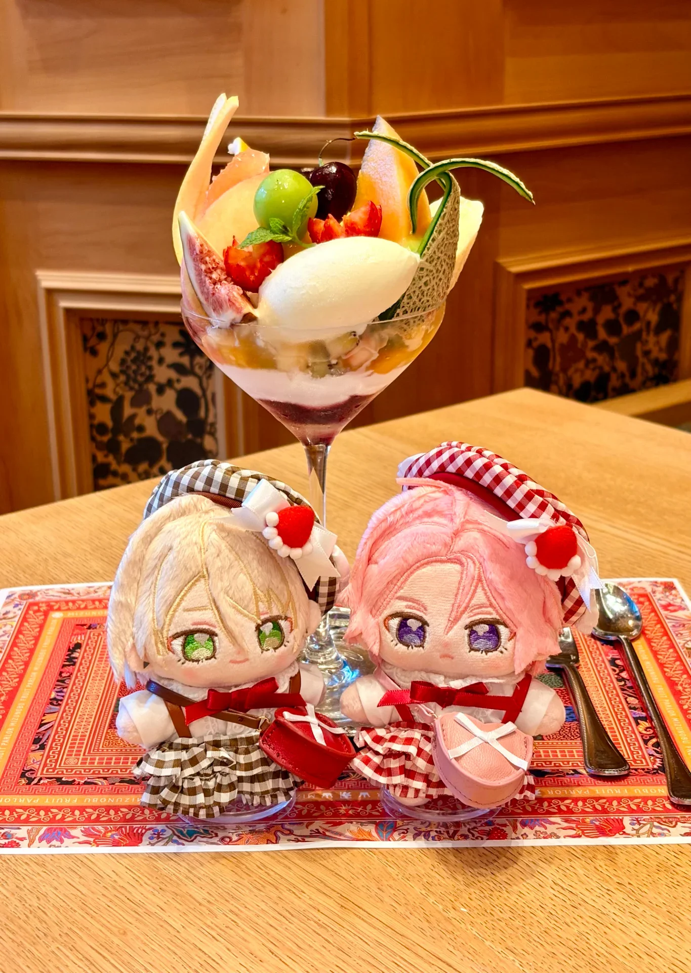フルーツパフェとぬいで、とても可愛いお写真が
