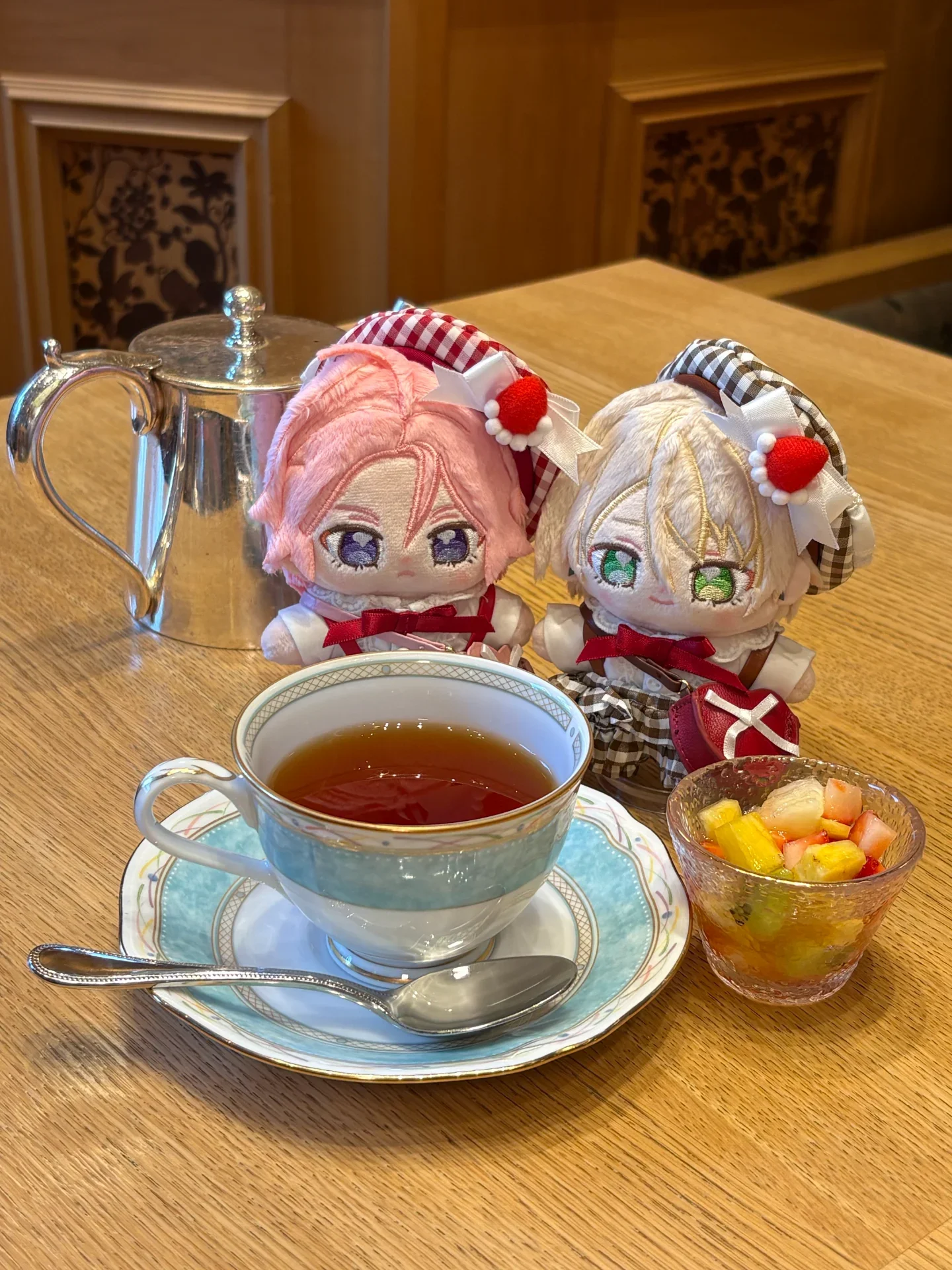 カットされたフルーツがつくプレミアムフルーツティーも◎