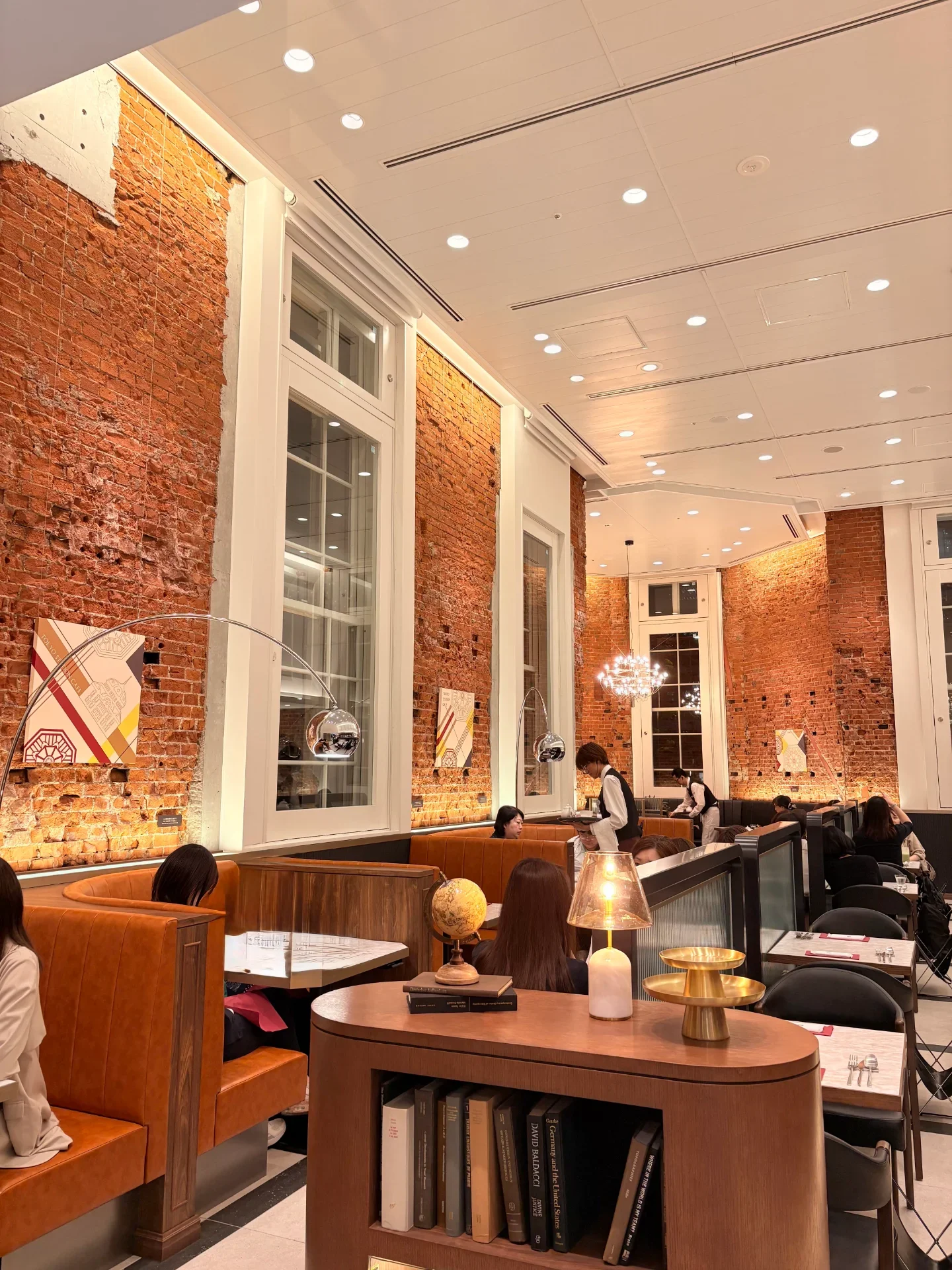 とにかく天井が高く開放感があります