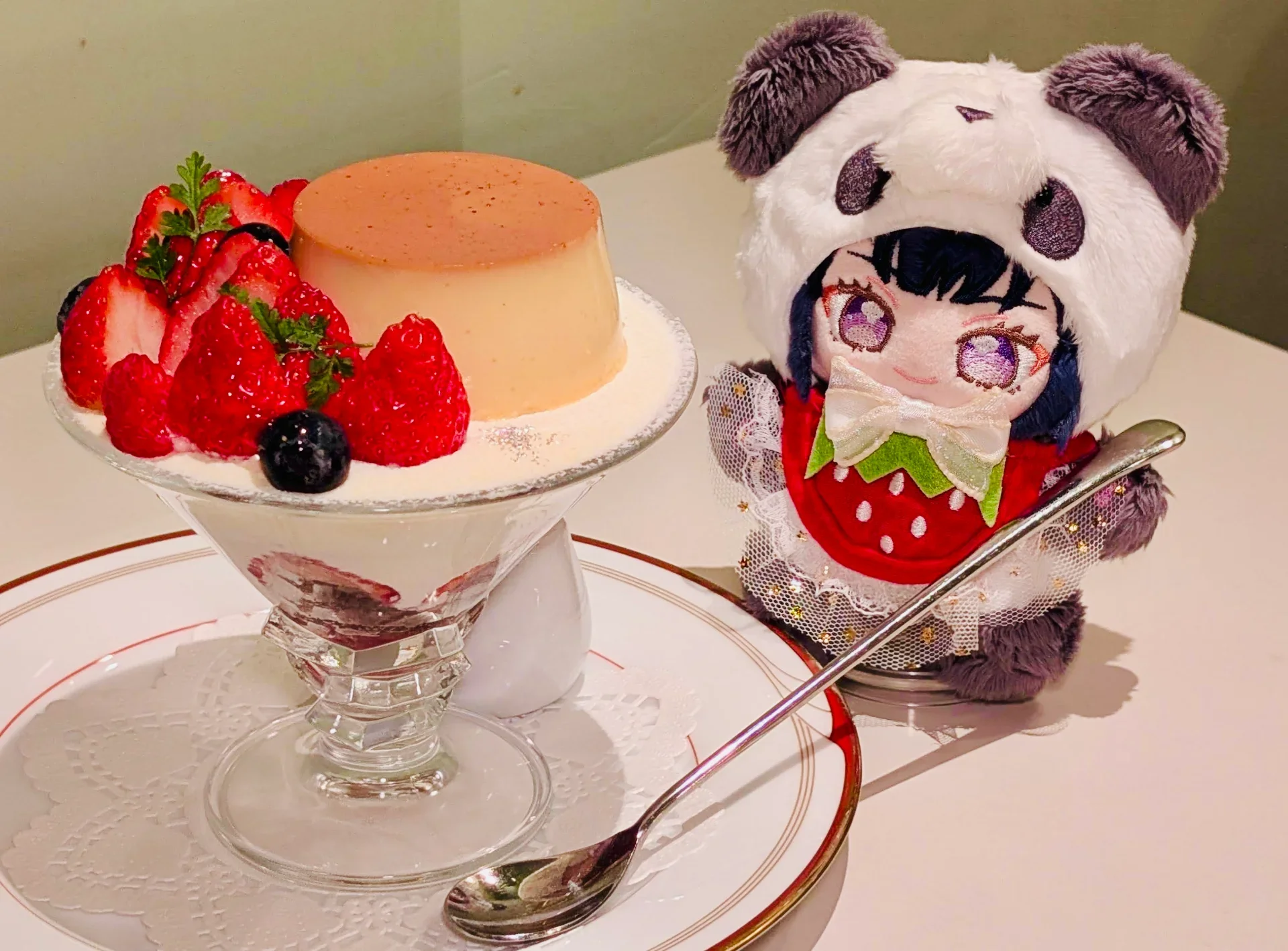パフェスプーンを持つのも、お手の物です