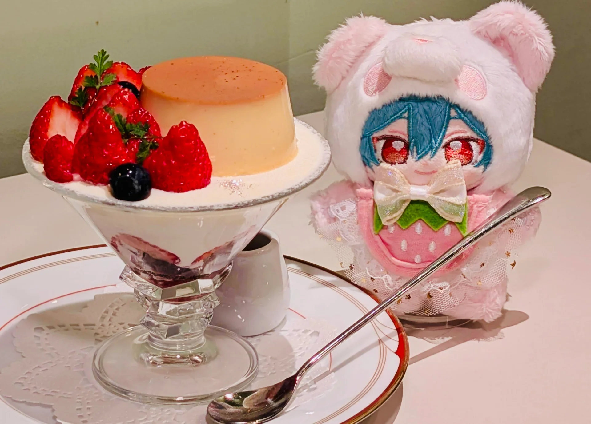 パフェの底にはショコラのパウンドケーキが・・・！