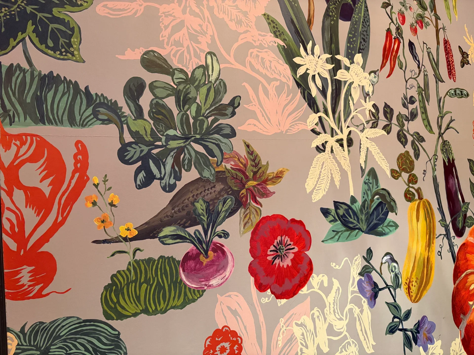 華やかな野菜やお花の絵が目を引きます