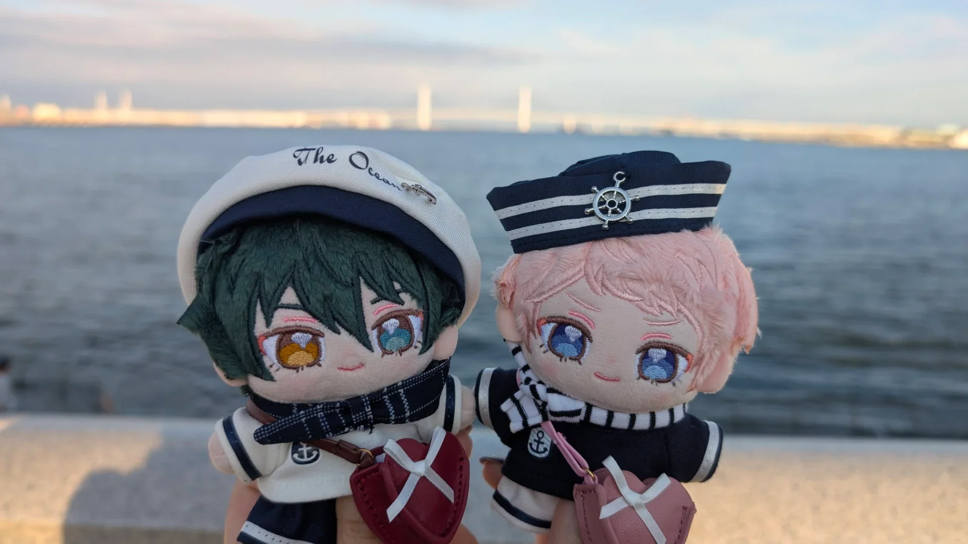 海辺でぬいと記念撮影。マリンスタイルと合います
