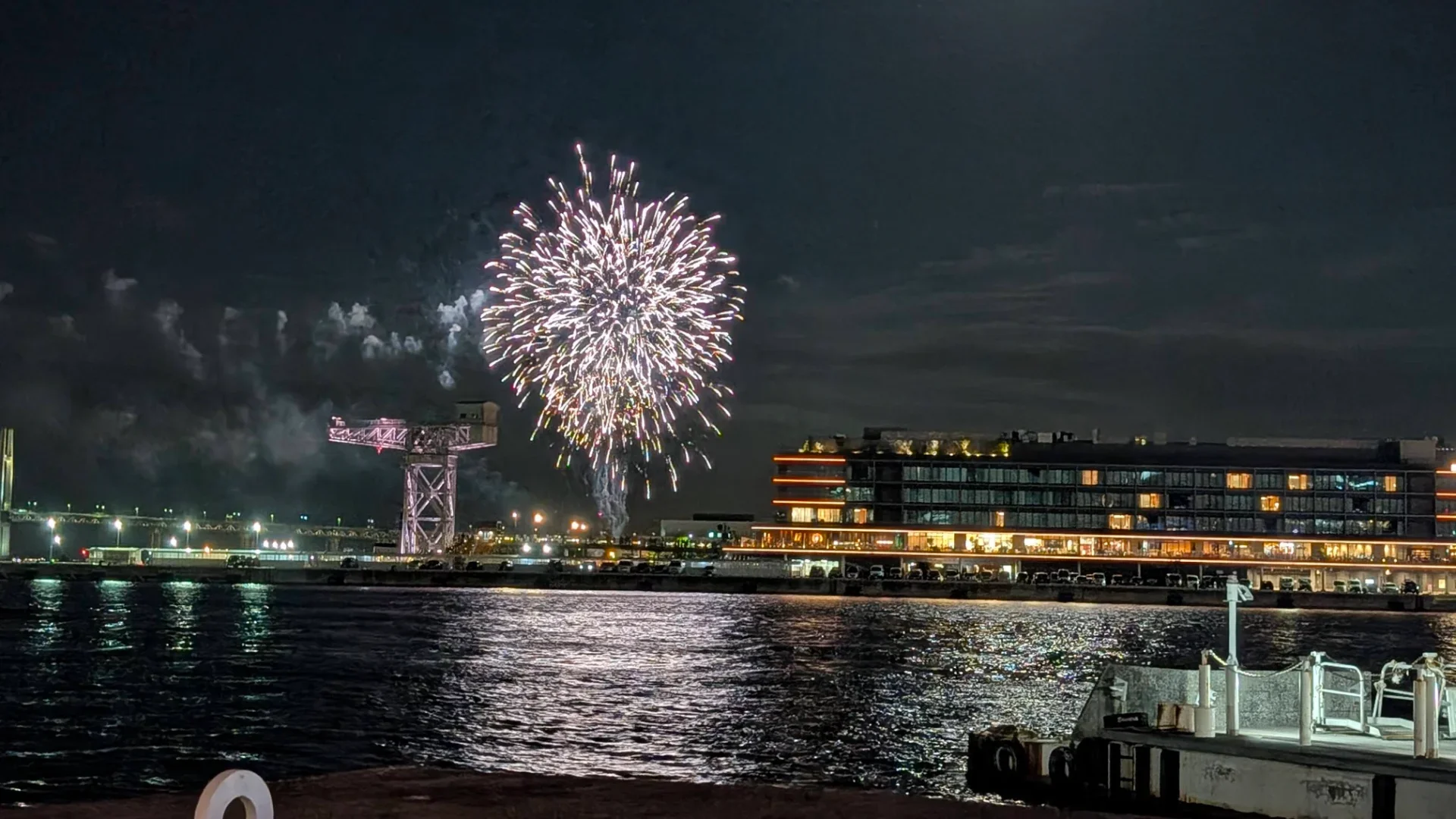 海の上に浮かぶ花火が綺麗です