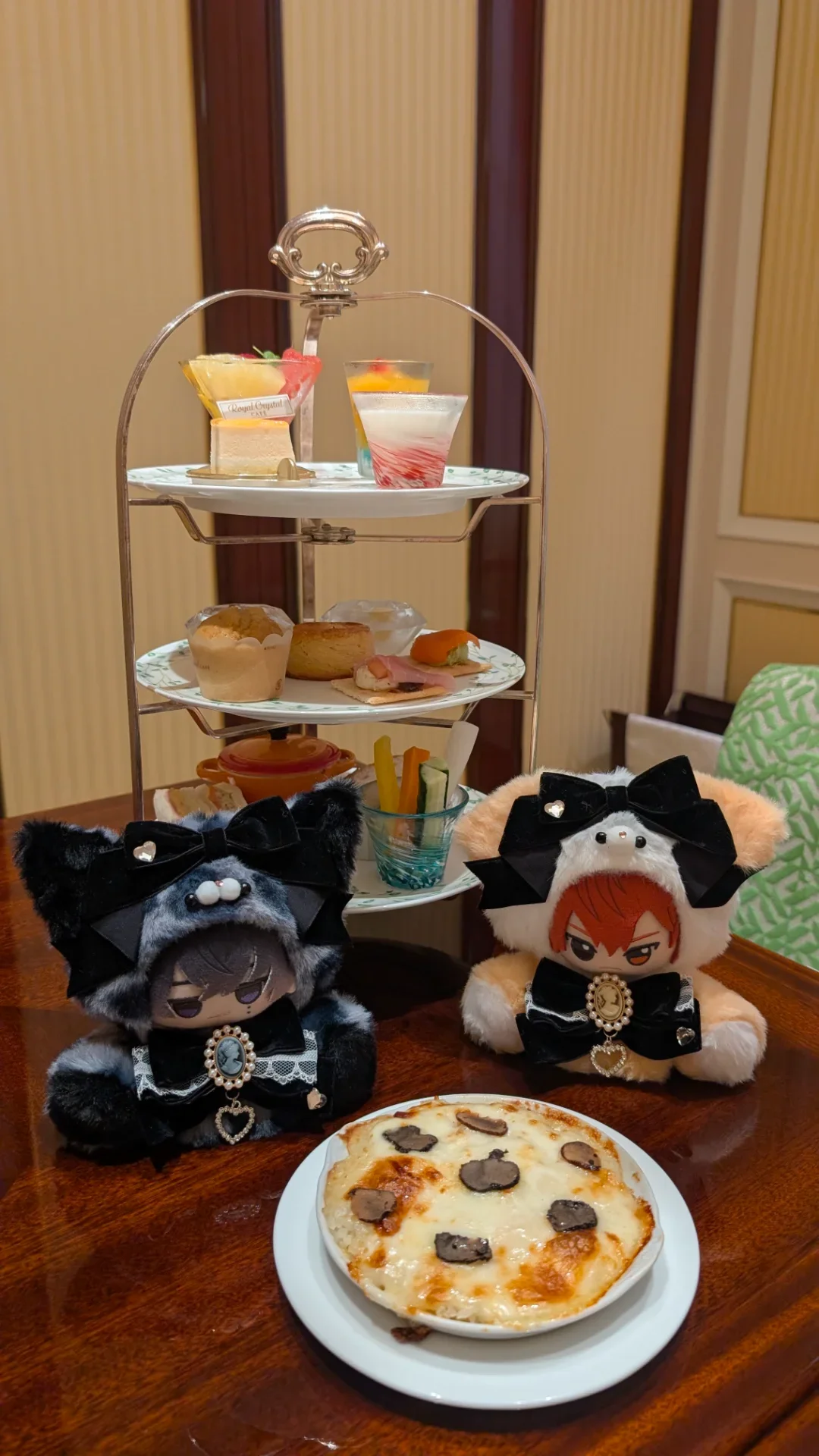 ハーフドリアを見つめるエイトリぬいたち