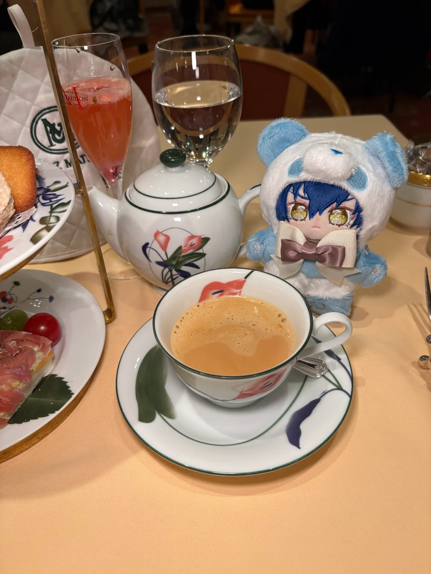 ティースタンドとおそろいのティーセットが可愛い