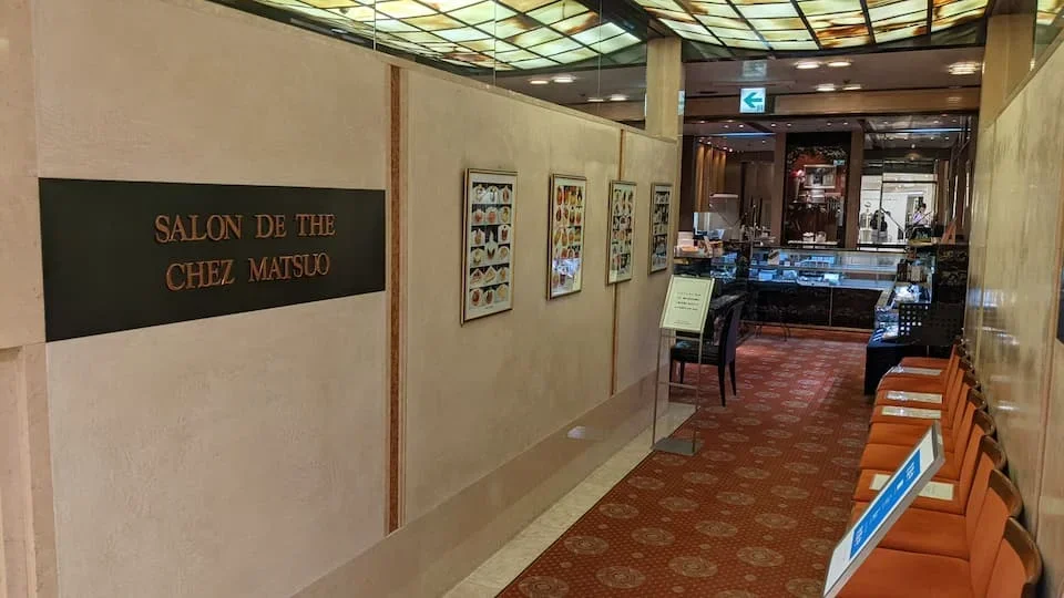 お店まで続く細い道を抜けると・・・