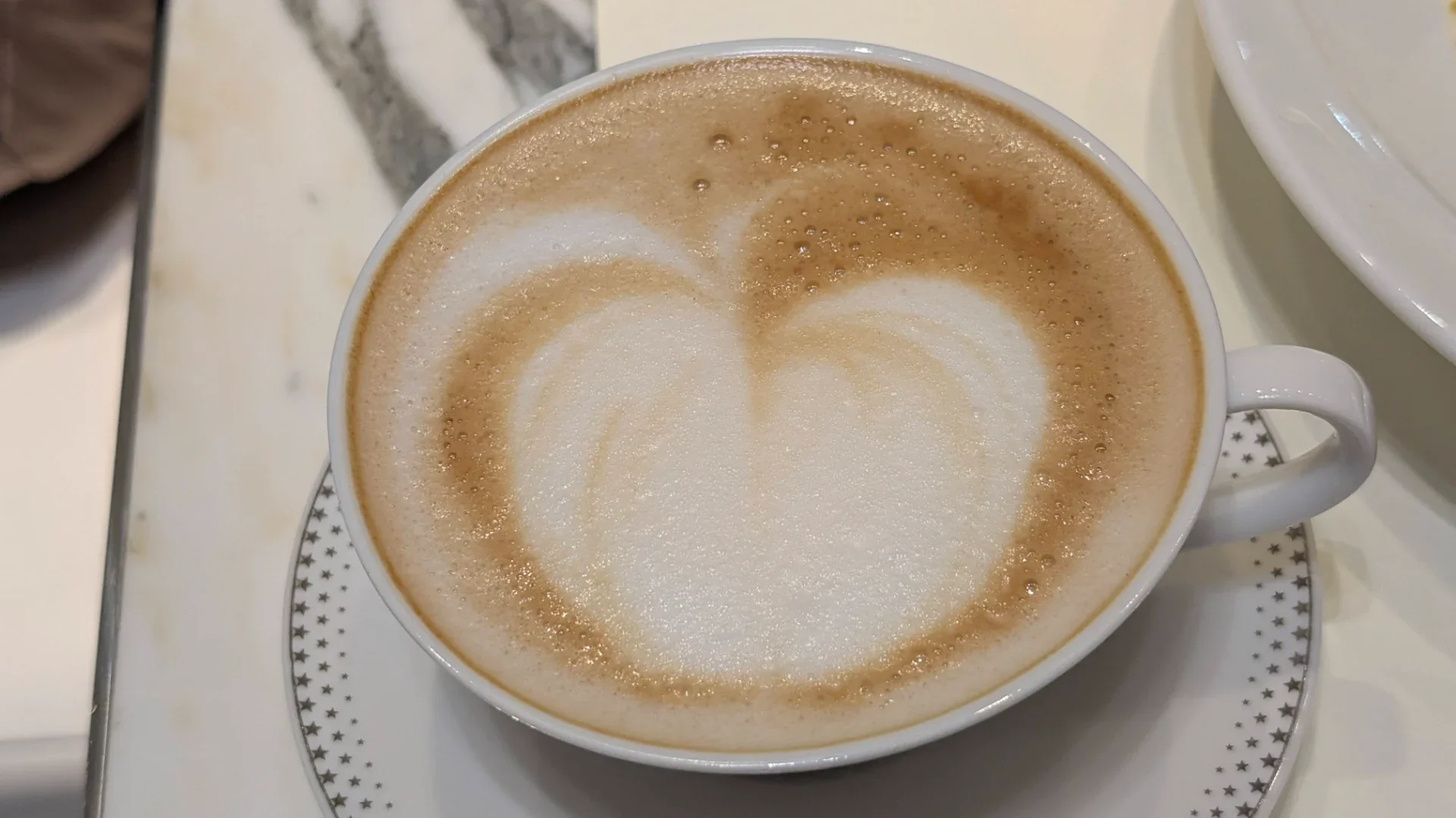 ふんわりとした甘さのホワイトチョコレートラテ