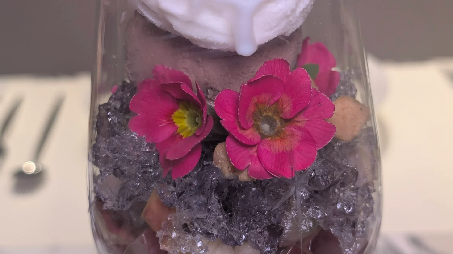 グラスの中にも綺麗なエディブルフラワーが