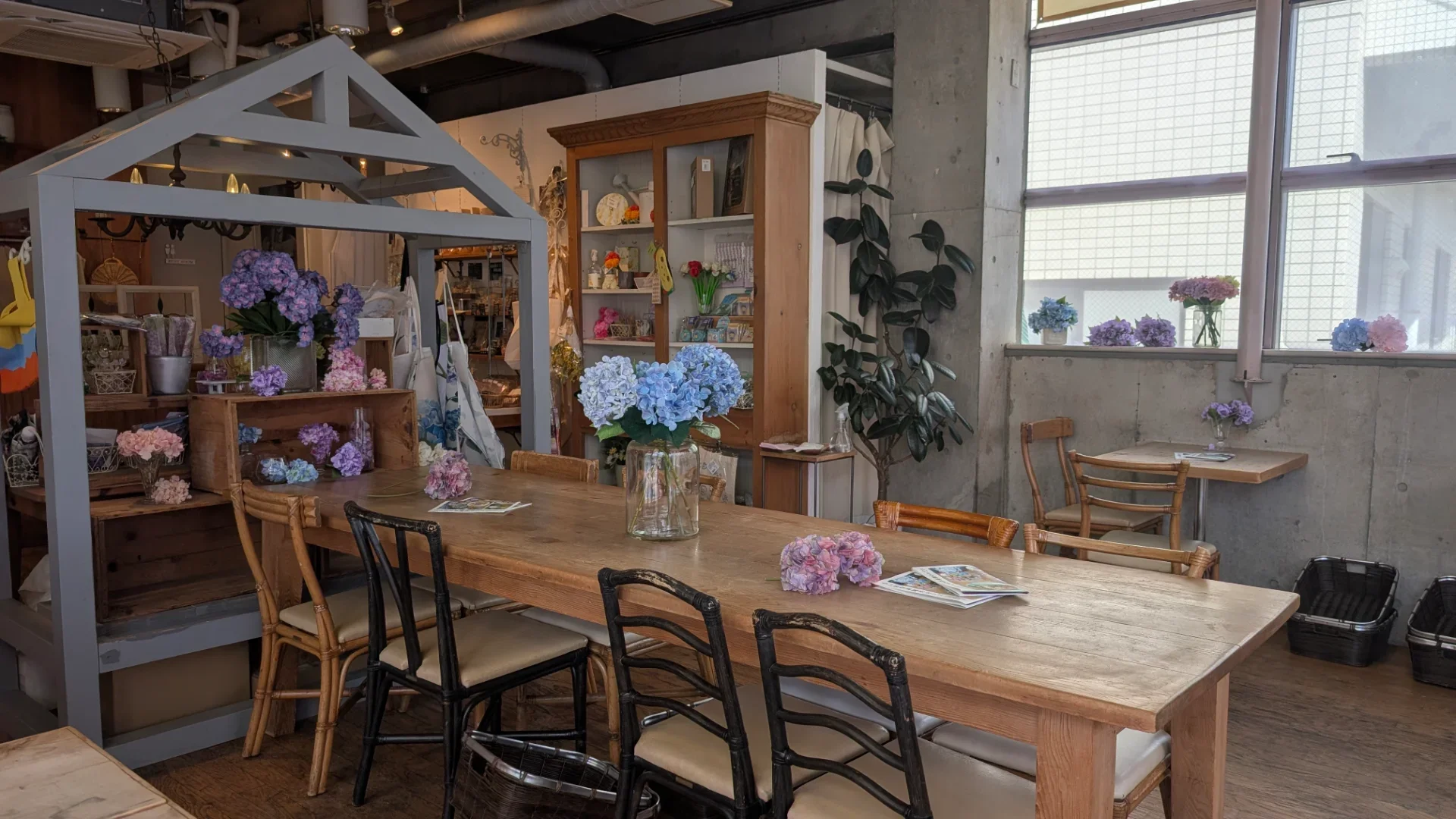 真ん中のテーブルではワークショップも