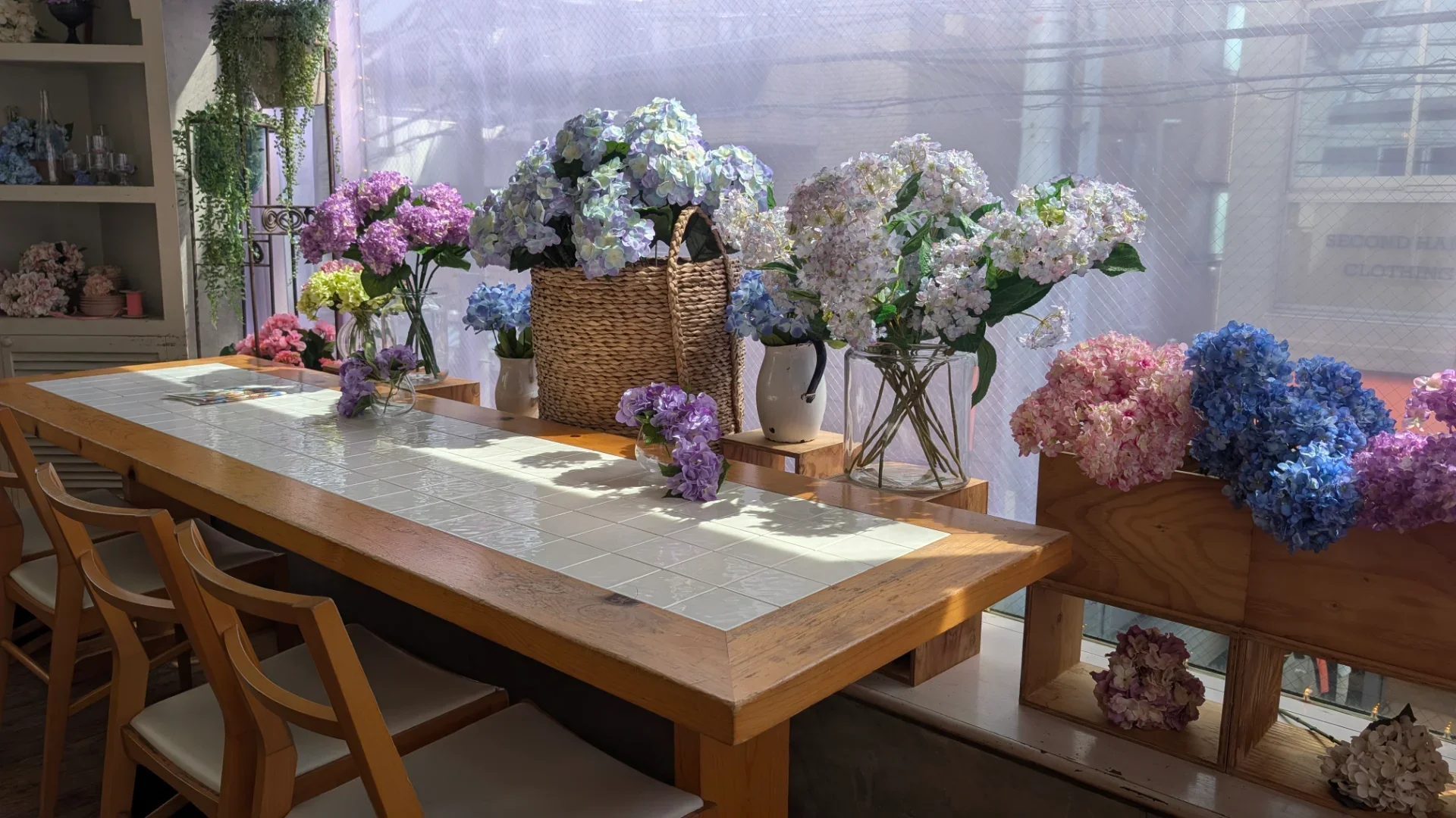 カウンター席もしっかりと紫陽花の装飾