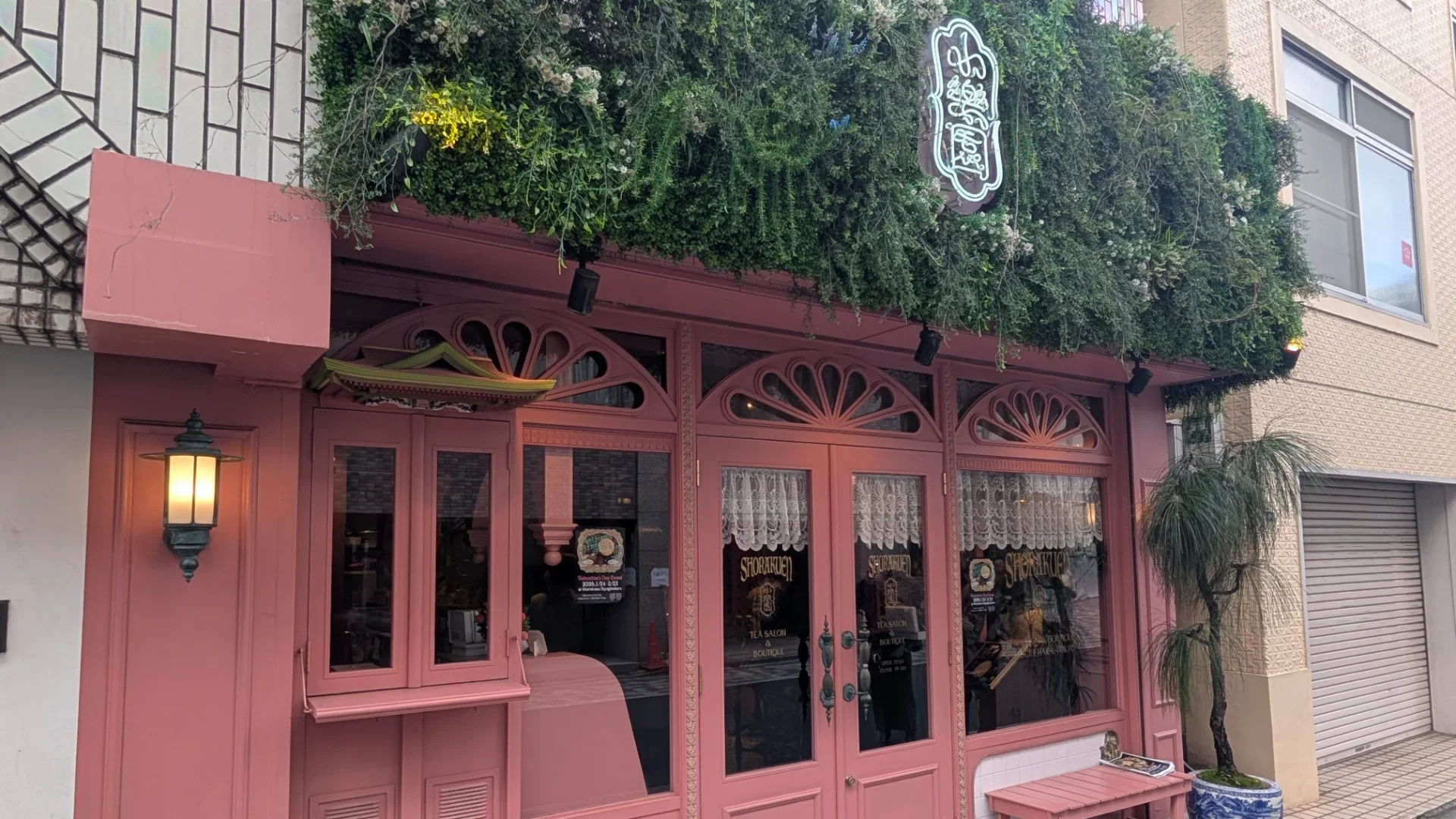 異彩を放つピンクのお店構え