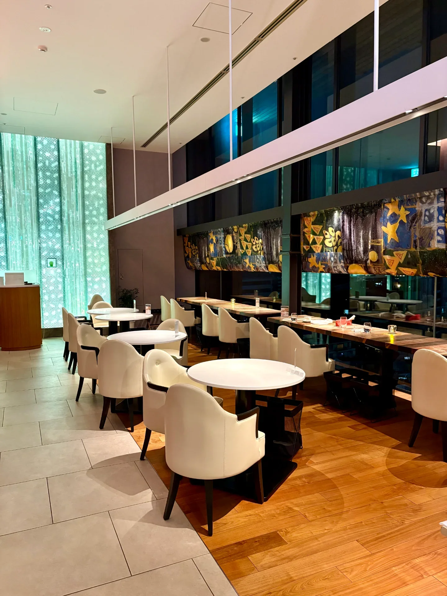 リラックスムードのラウンジ