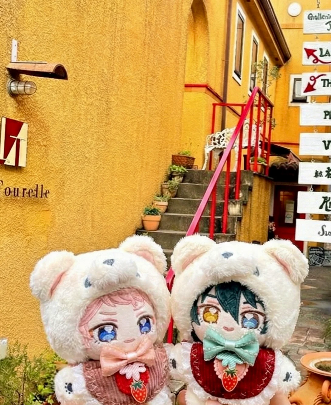 黄色い壁と共に、ジェラートとぬい撮りはいかがでしょう？