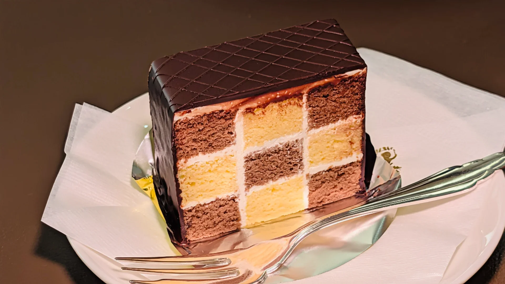 しっかり市松模様とチョコレートコーティングが美しいです
