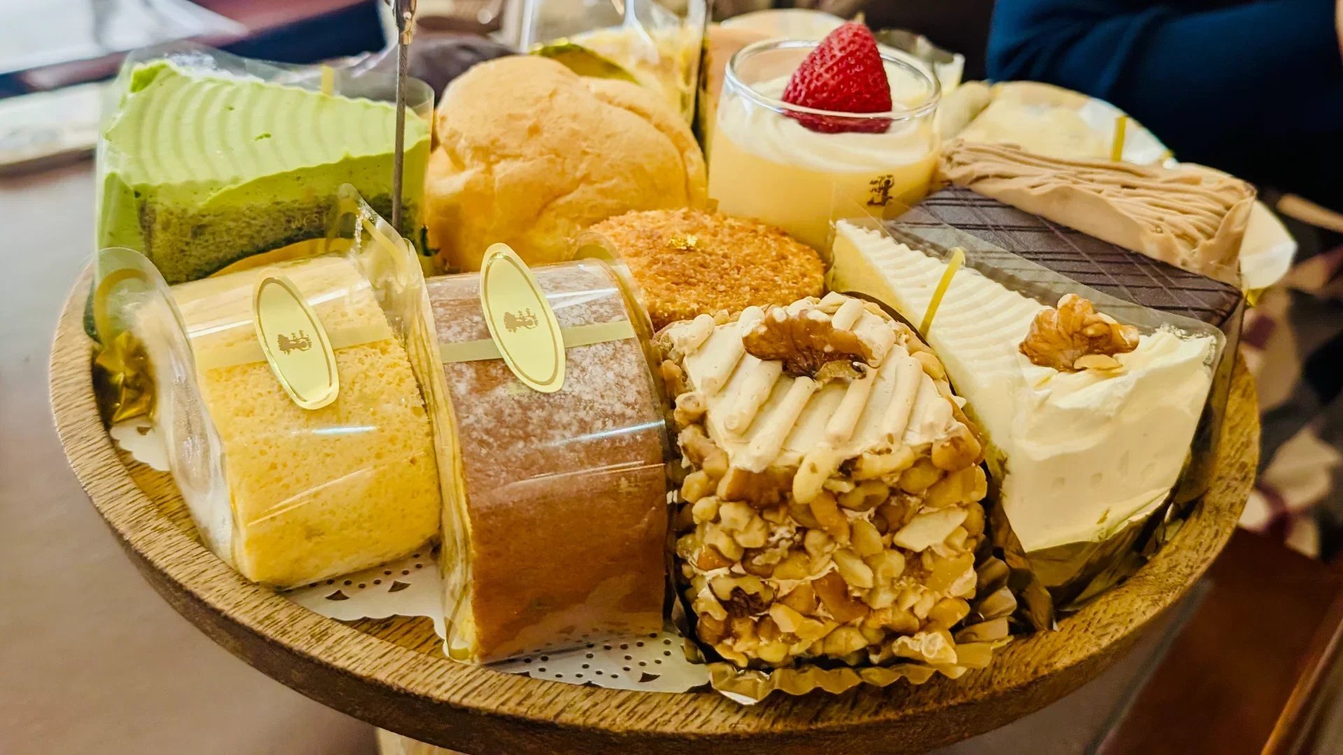 ぎっしりのケーキも、夕方頃には売り切れが目立ってきます…！