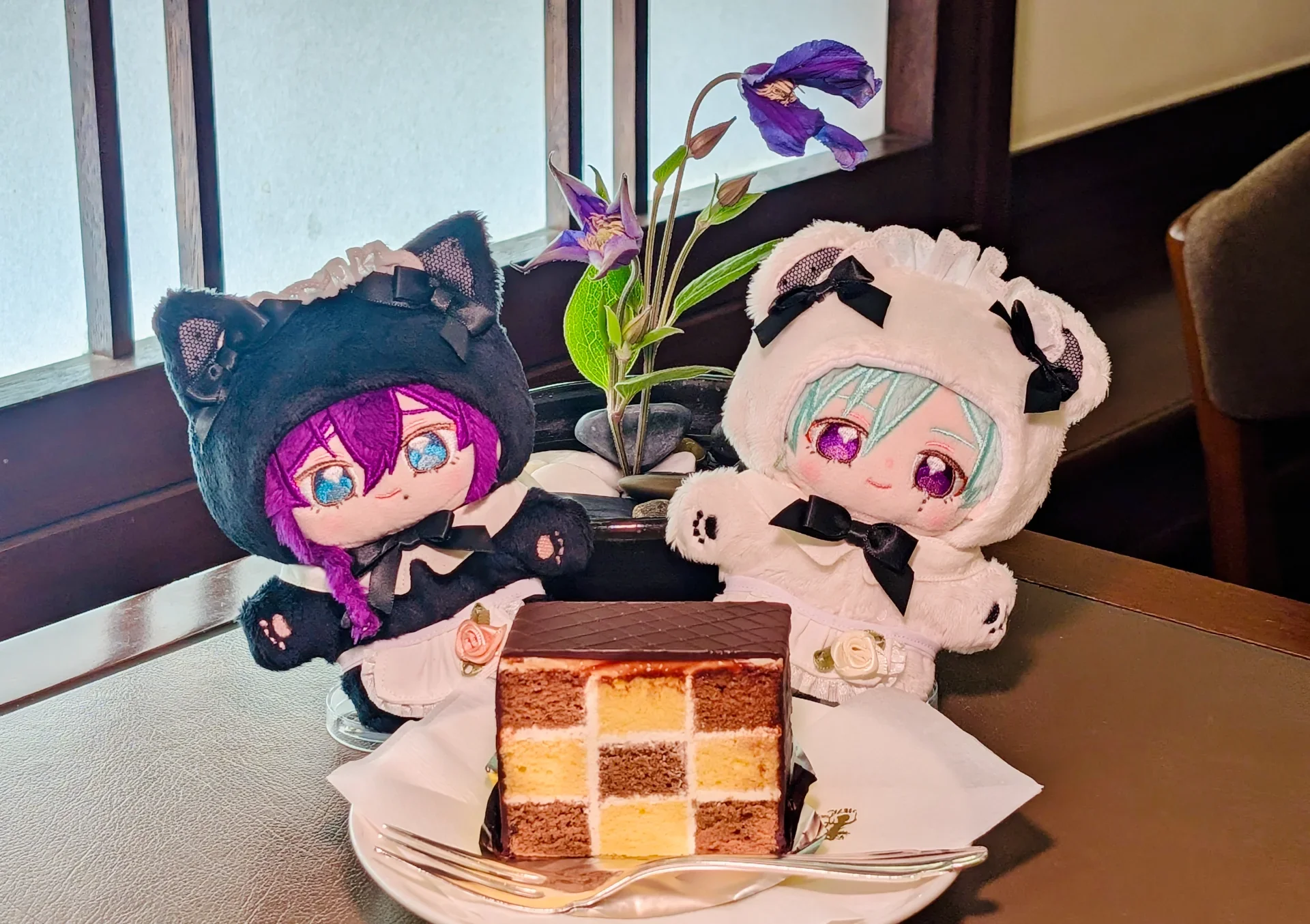 シンプルなケーキと素朴なお花で、ノスタルジックな一枚が完成