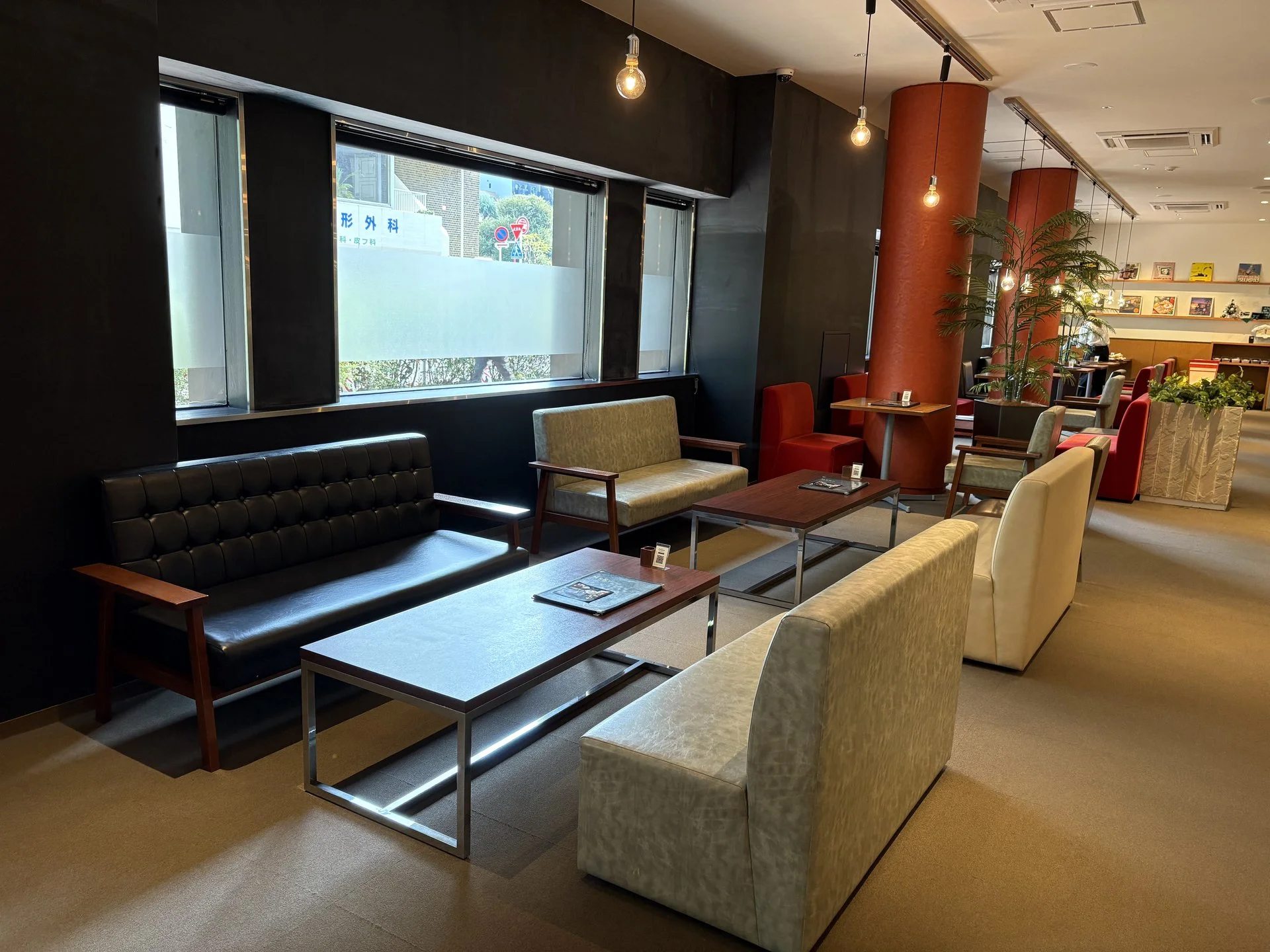 手前の２席が３〜５名席、反対側にももう1席あります。その先からは１〜２名用のテーブル席が続きます。