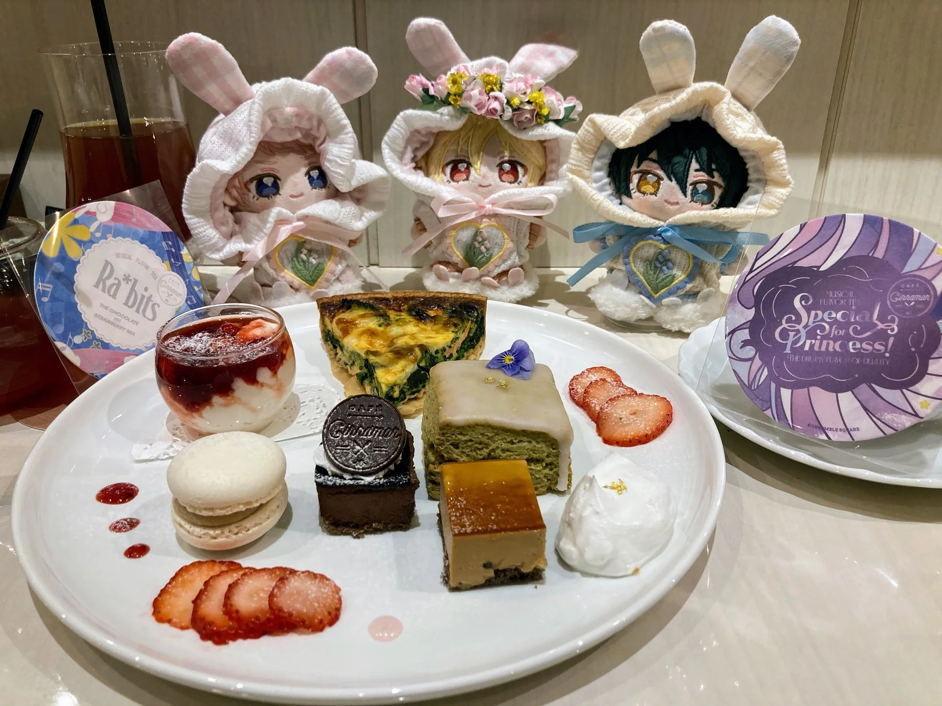 カウンター席にて撮影。春のアフタヌーンティーメニューです。