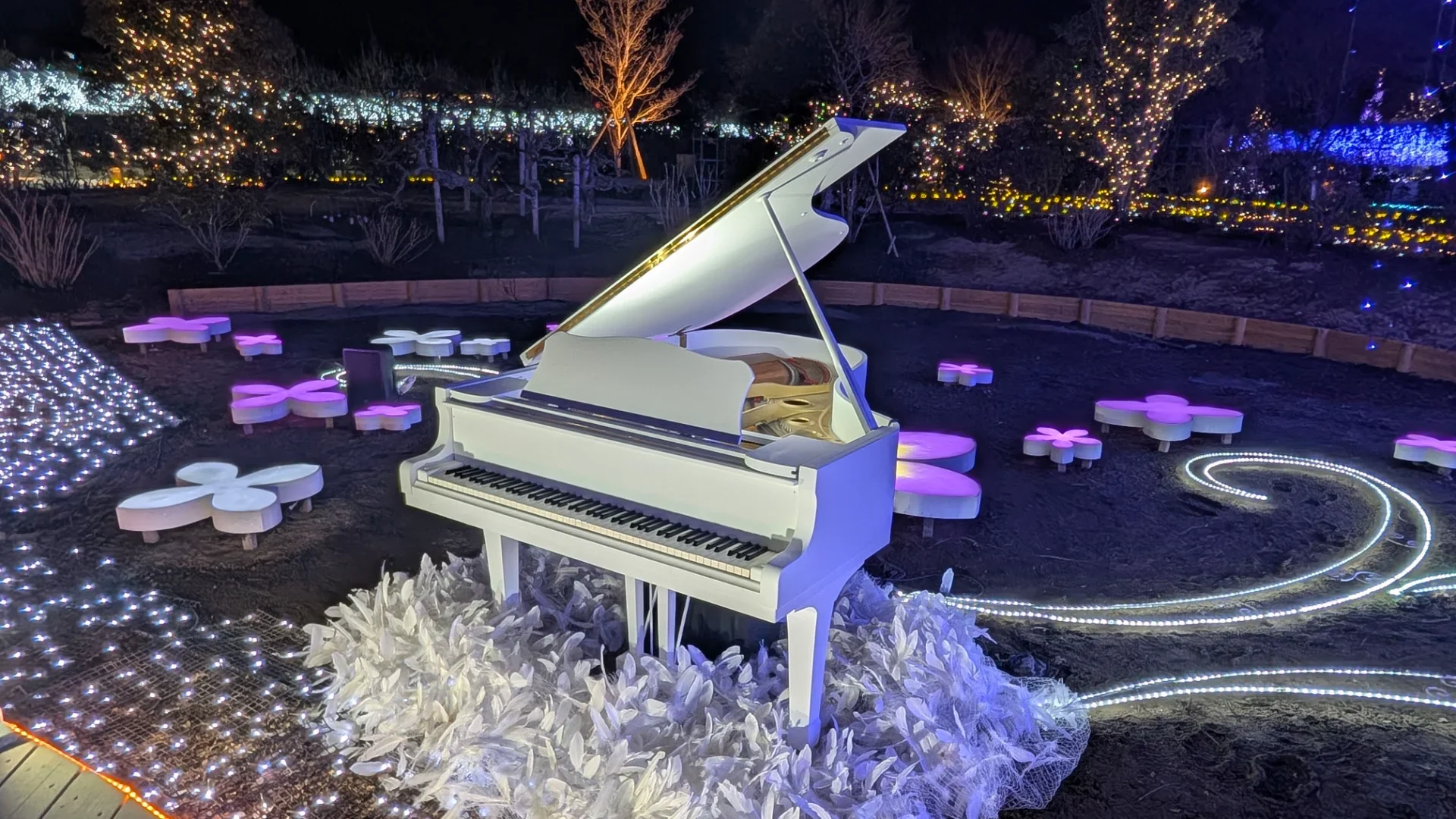 英智様のピアノはやはり白かった