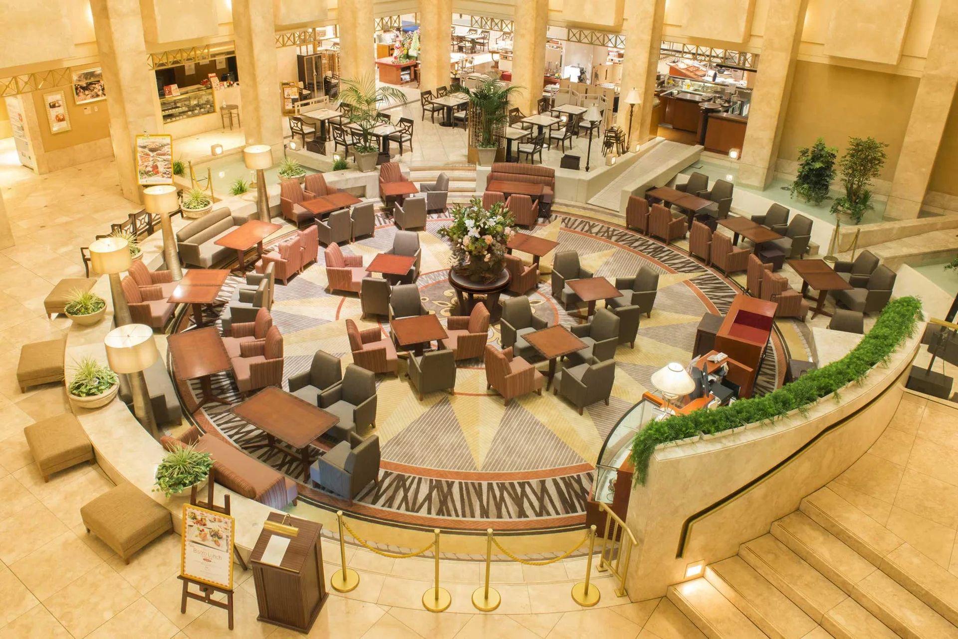 特徴的な円形のレイアウト。筆者訪問時は中心がクリスマスツリーとなっており、より雰囲気がありました。