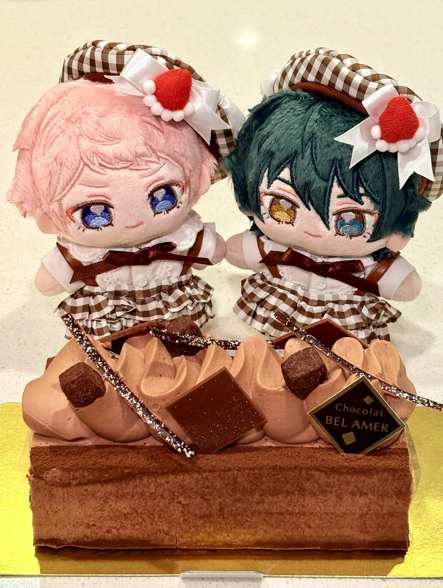 チョコレート系のスイーツや、秋っぽい色味のものとは何でも合うヘビロテ必至品です。ピンクや赤のスイーツと合わせても可愛いと思われます。