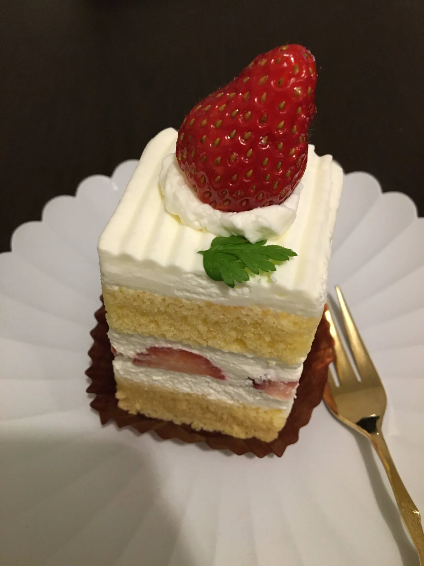 正方形で愛らしいショートケーキ