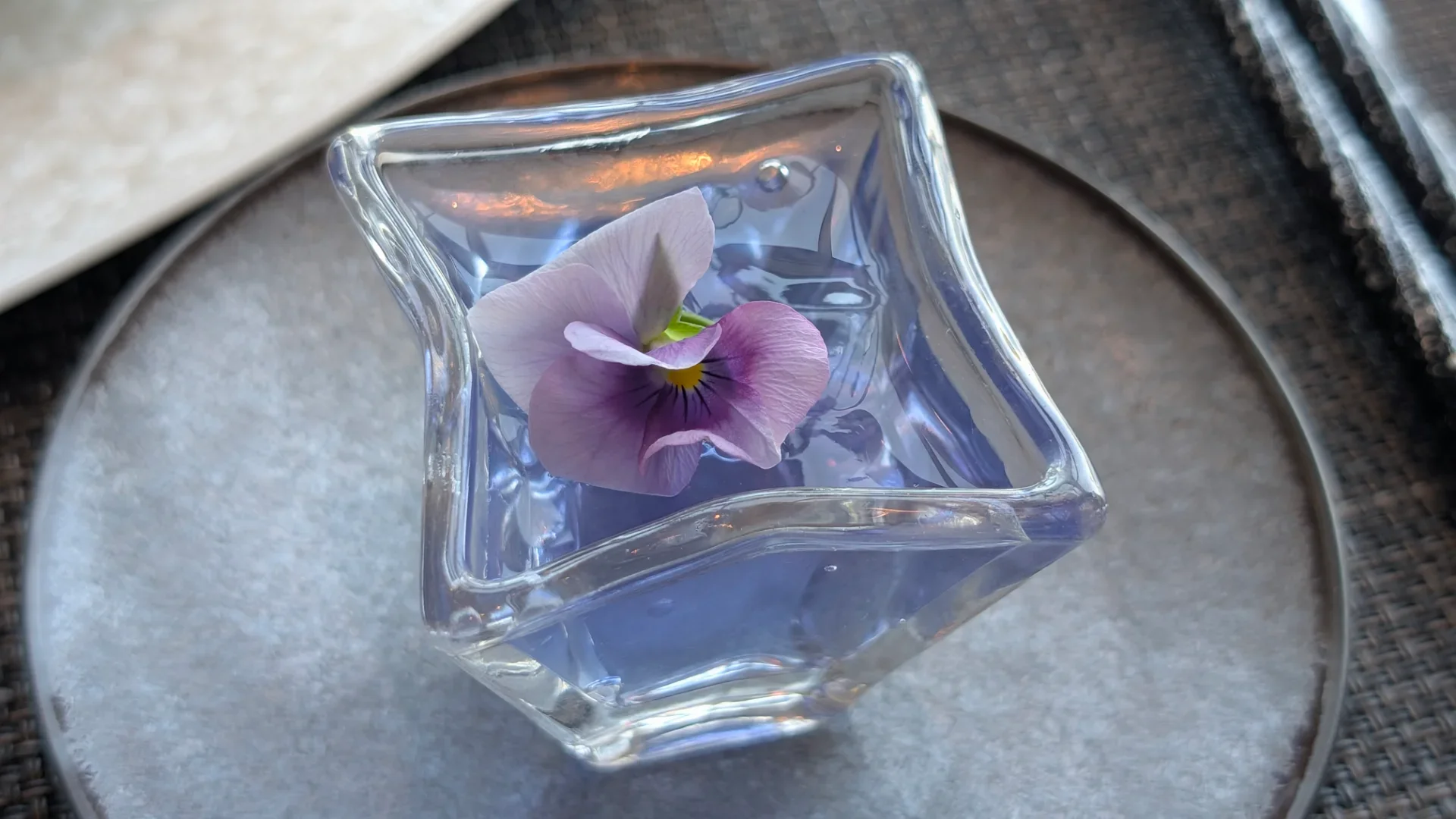 儚げな色合いに紫陽花を感じます