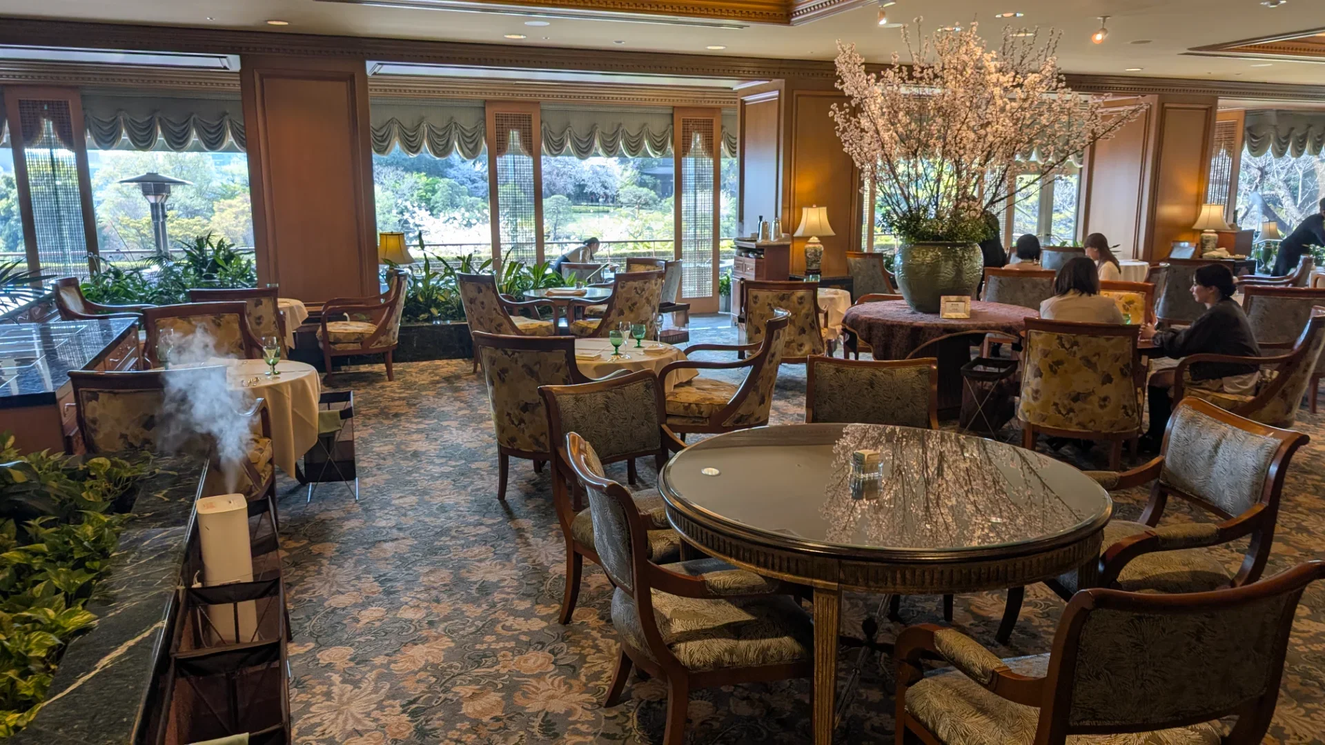 クラシカルで優雅な雰囲気のラウンジ