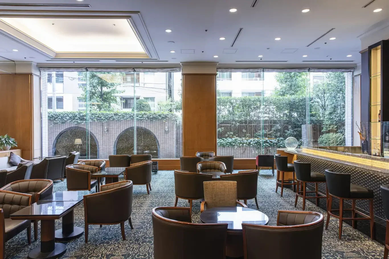 大きな窓からは暖かな日差し（公式写真）