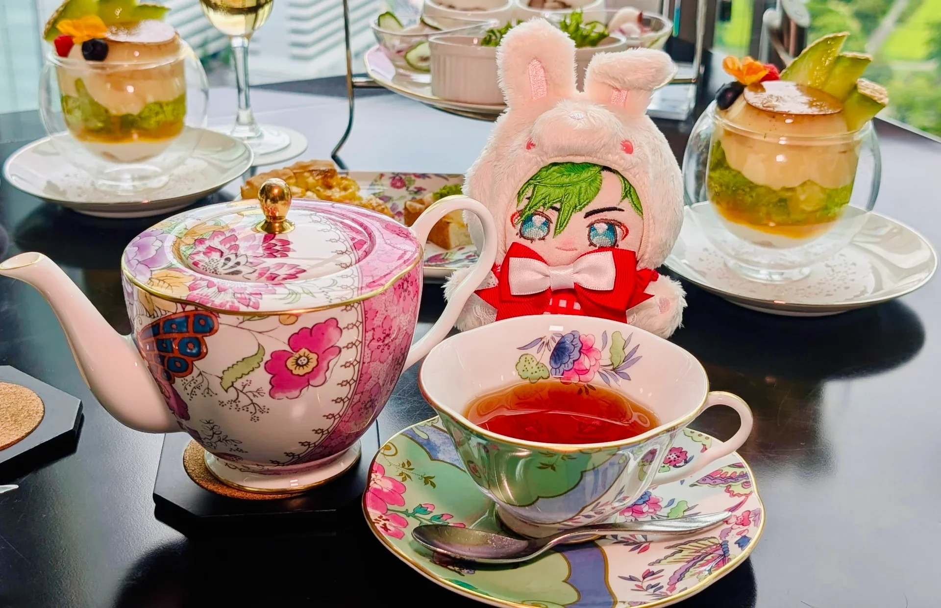 美しいティーセットに紅茶好きのジュイスも大満足の様子です