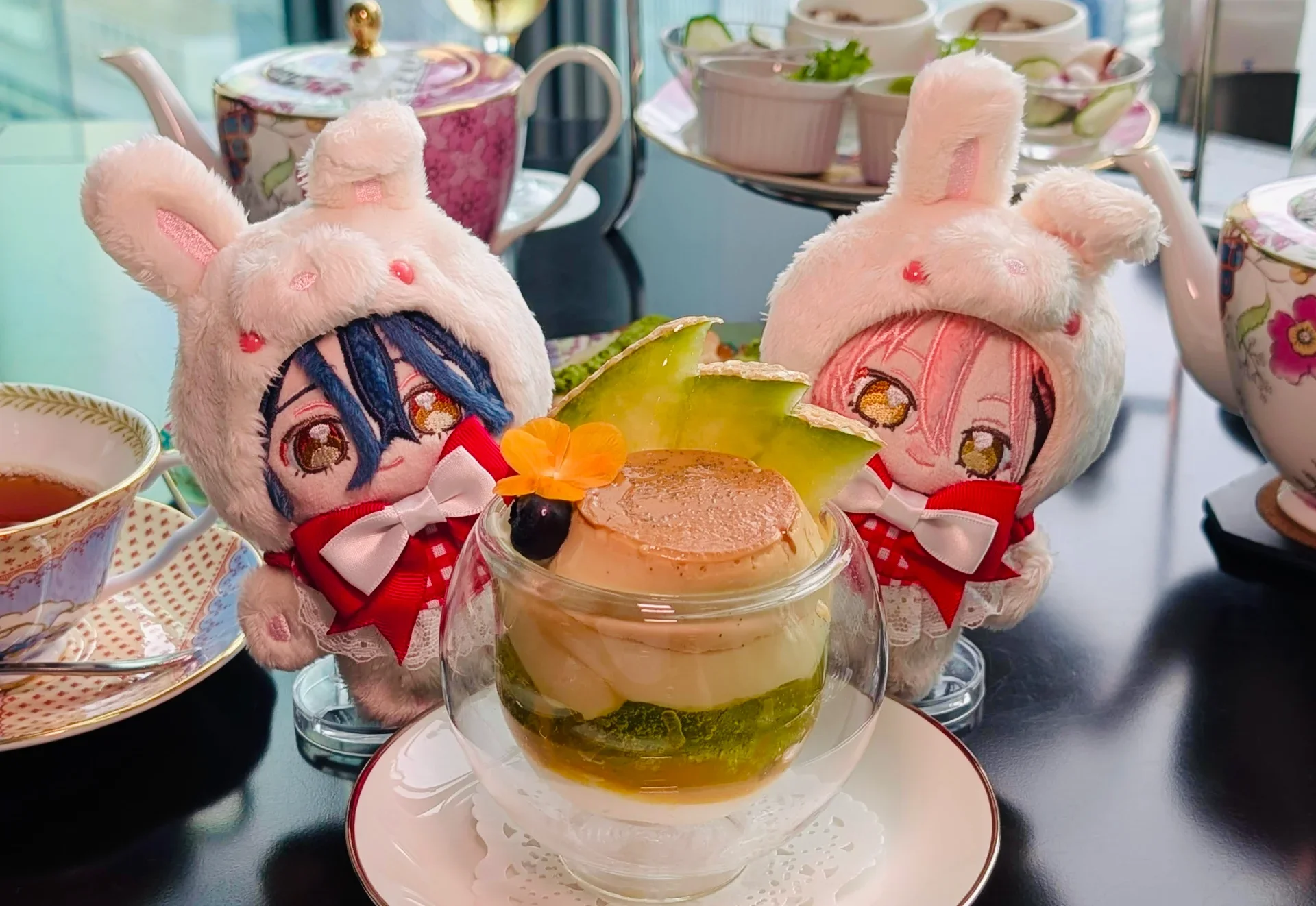 プリンパフェの影からぴょこんと覗く可愛い構図