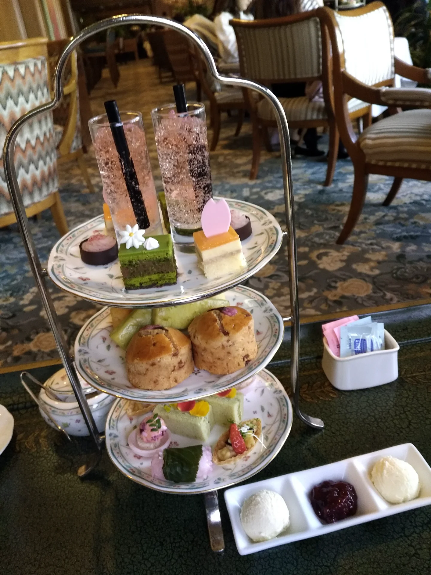 写真は数年前の桜アフタヌーンティーです。