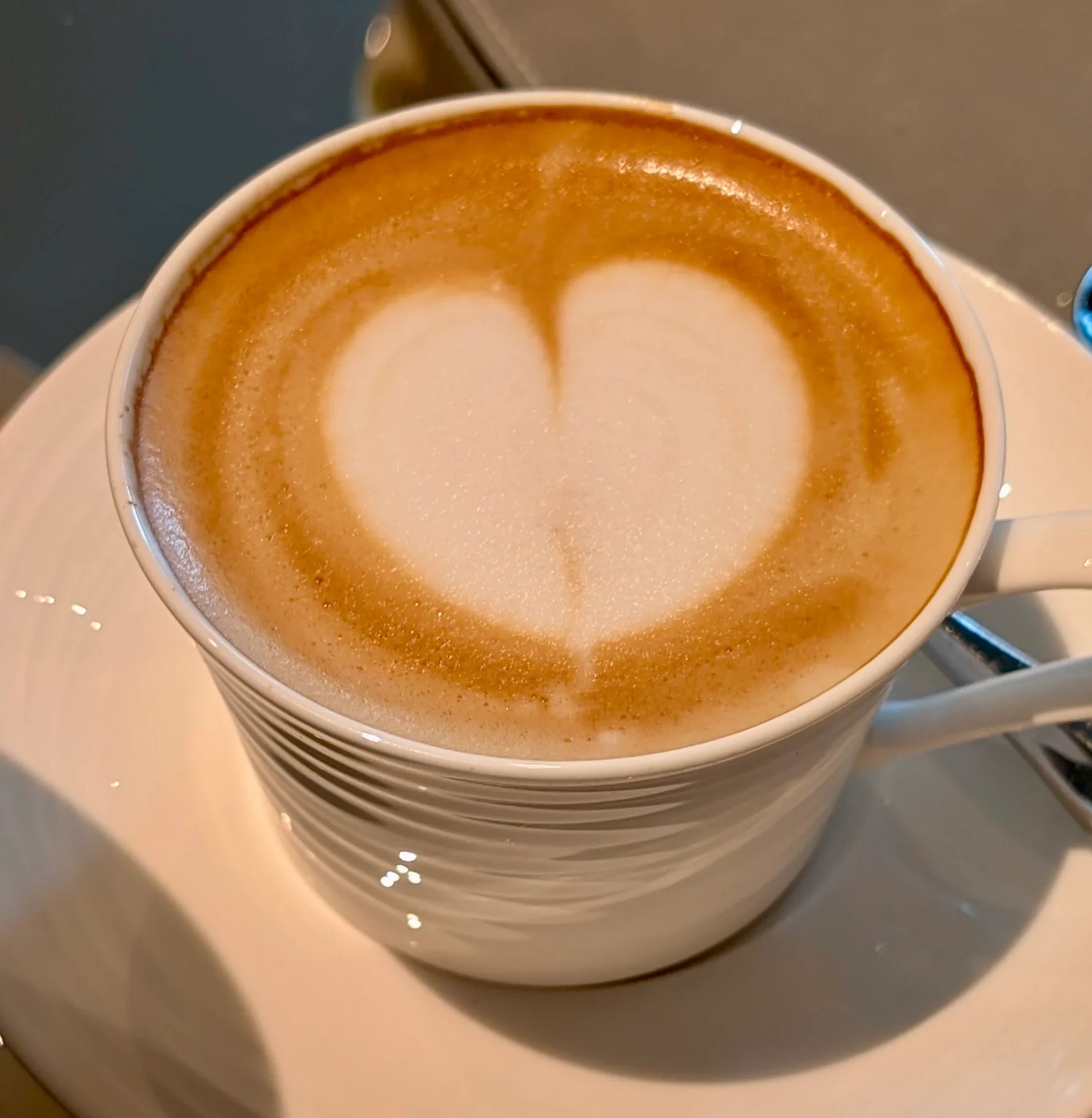 カプチーノをオーダーしてみました。可愛いハートが…
