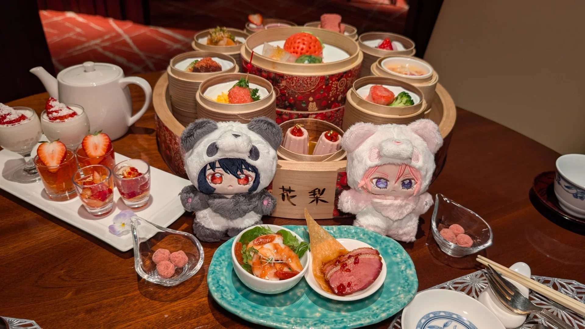 せいろに、赤い花や苺の模様があしらわれています